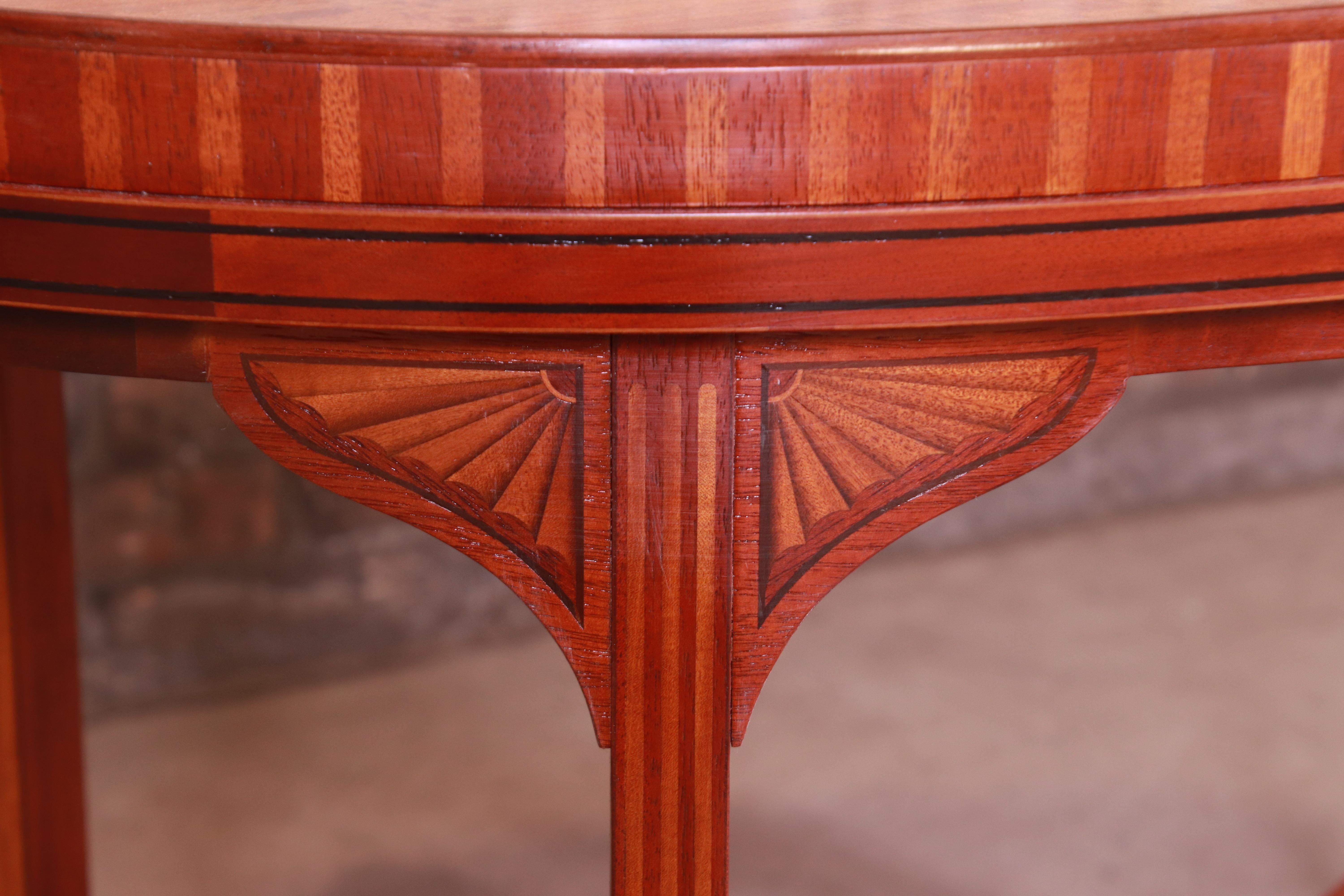 Baker Furniture Historischer Charleston-Couchtisch mit Intarsien aus Mahagoni und Seidenholz (Messing) im Angebot