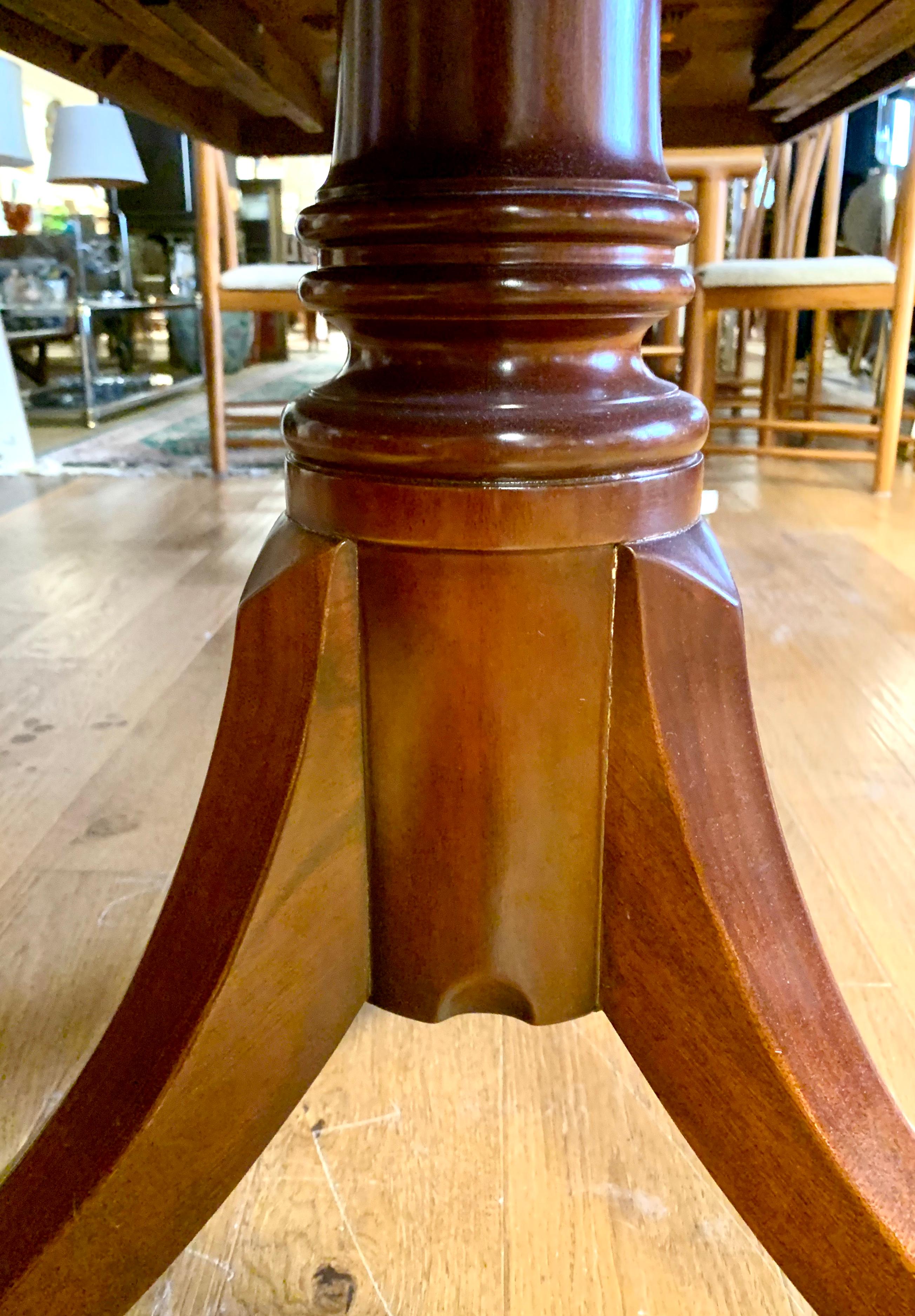 Baker Furniture Historic Charleston Mahogany Double Pedestal Dining Table In Good Condition In West Hartford, CT