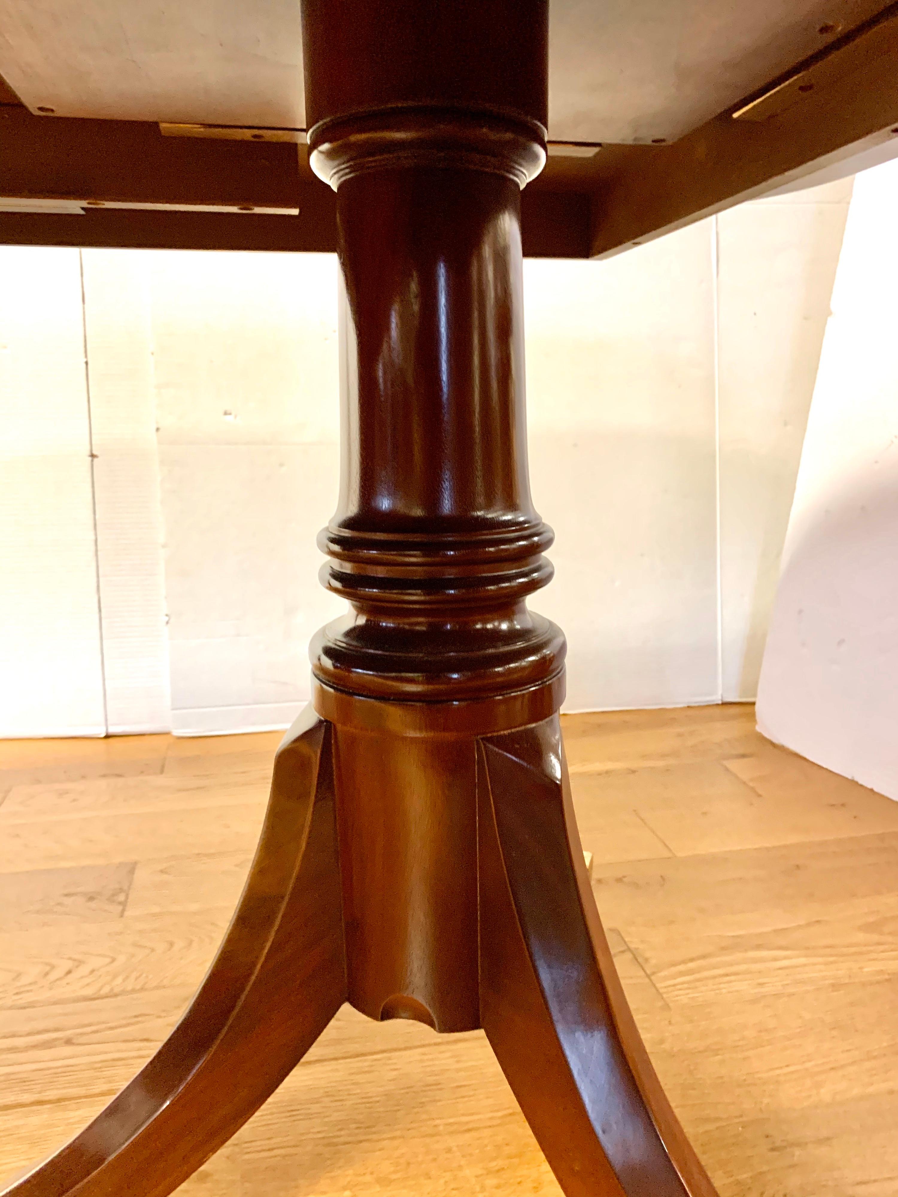 Baker Furniture Historic Charleston Mahogany Double Pedestal Table In Good Condition In West Hartford, CT
