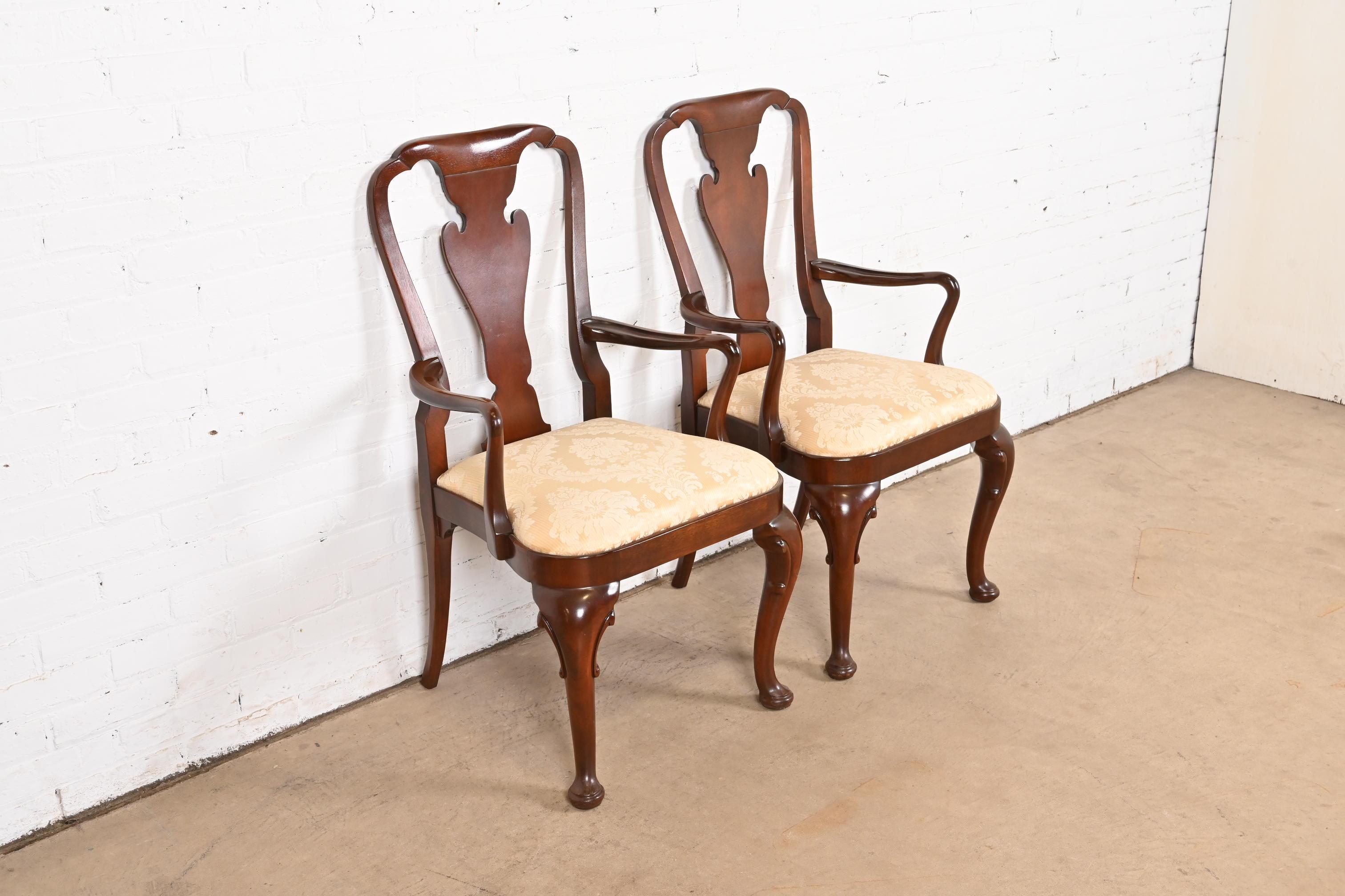 Baker Furniture Historic Charleston Queen Anne Carved Mahogany Dining Armchairs In Good Condition For Sale In South Bend, IN