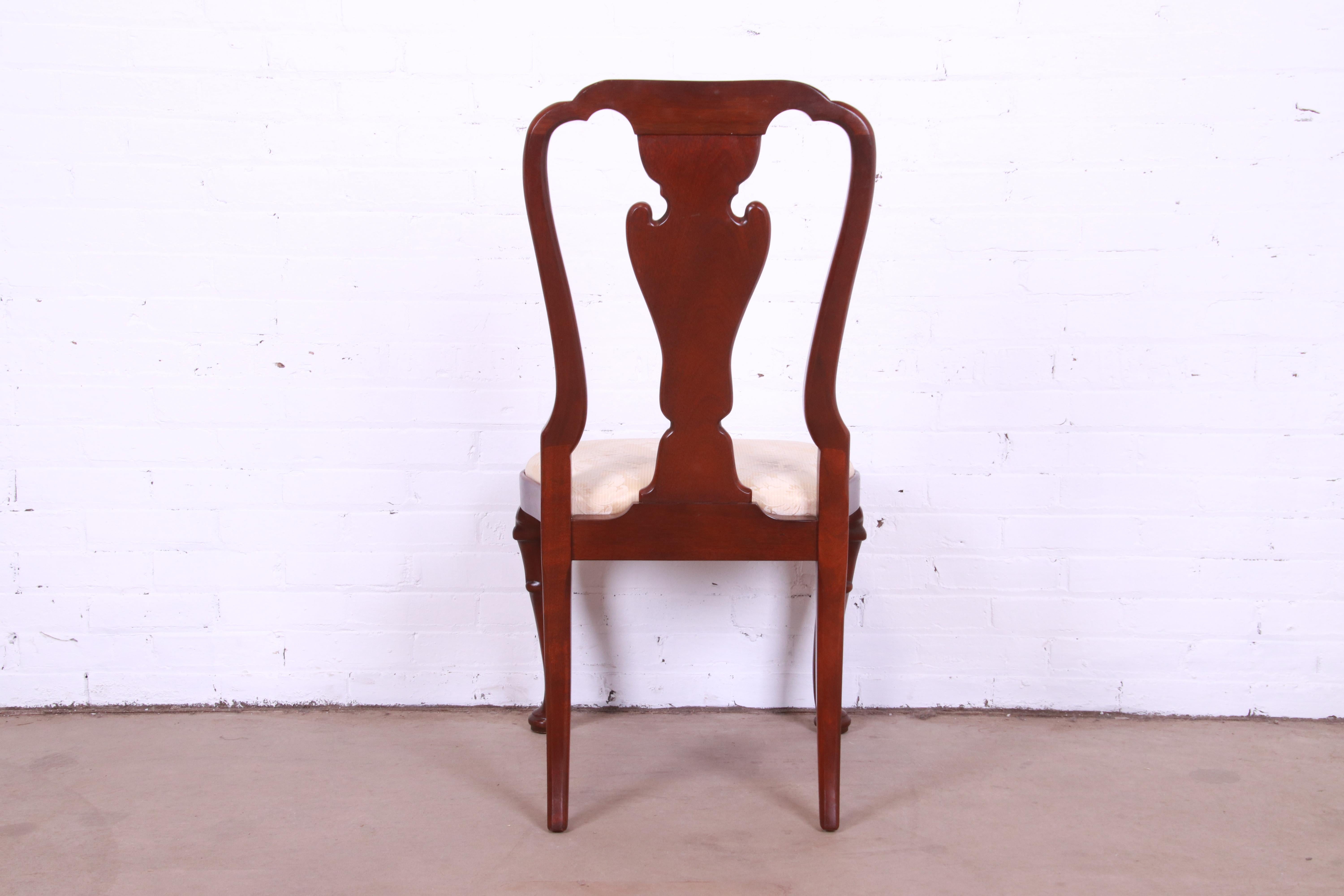 Chaises de salle à manger historiques Charleston Queen Anne en acajou sculpté de Baker Furniture en vente 7