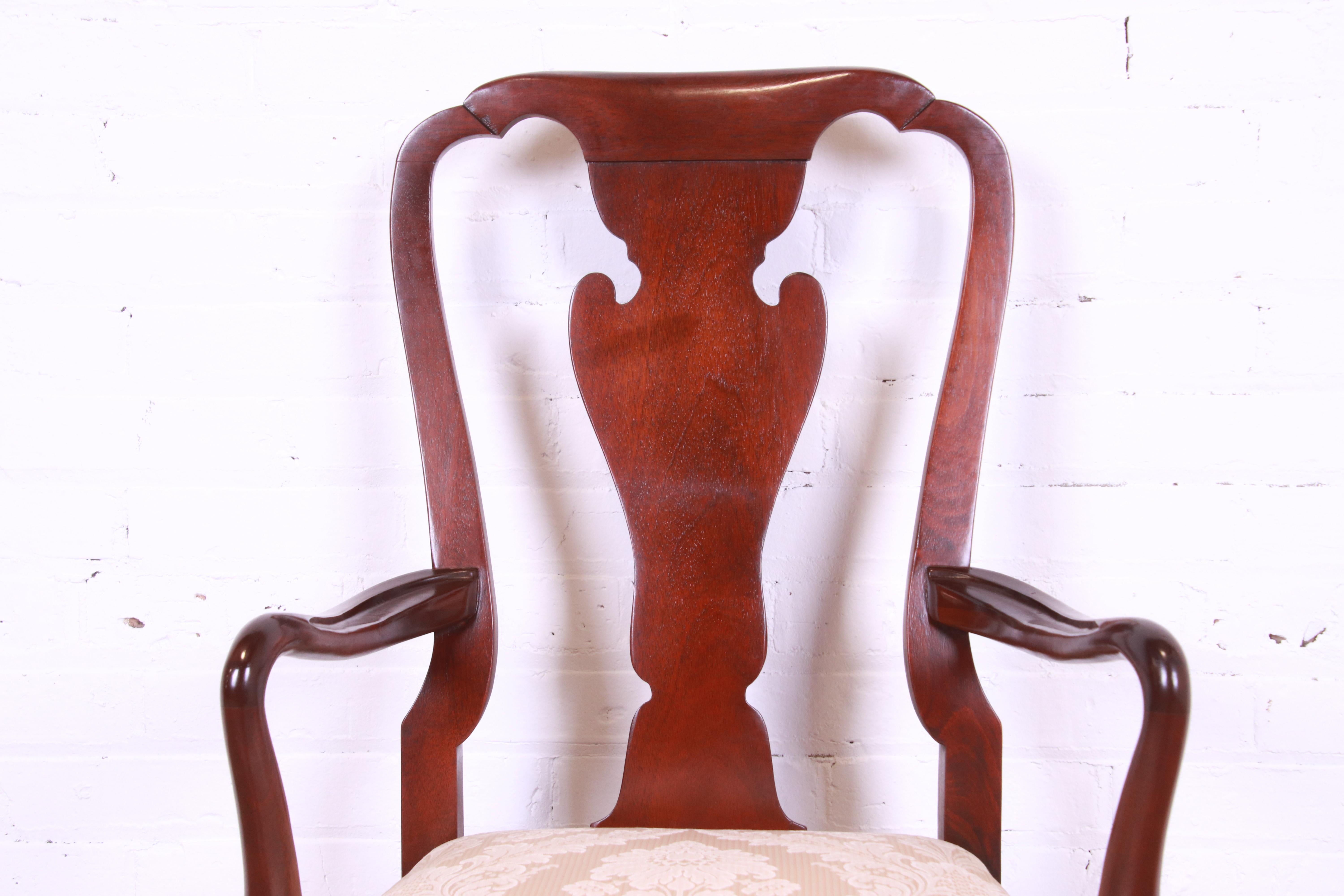 Chaises de salle à manger historiques Charleston Queen Anne en acajou sculpté de Baker Furniture en vente 9