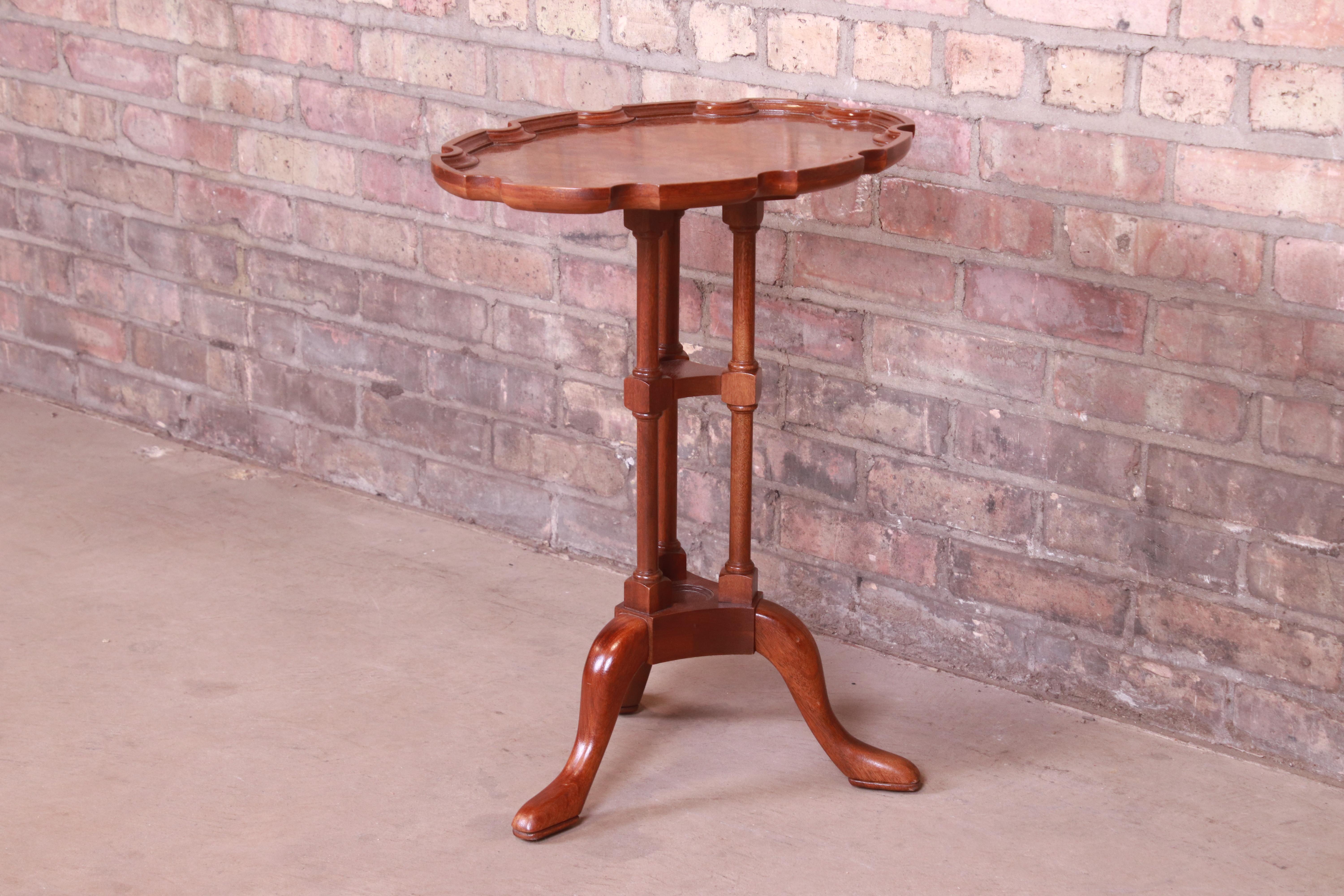 A gorgeous Queen Anne style occasional pedestal side table or tea table

By Baker Furniture

USA, late 20th century

Carved mahogany, with

Measures: 12.75