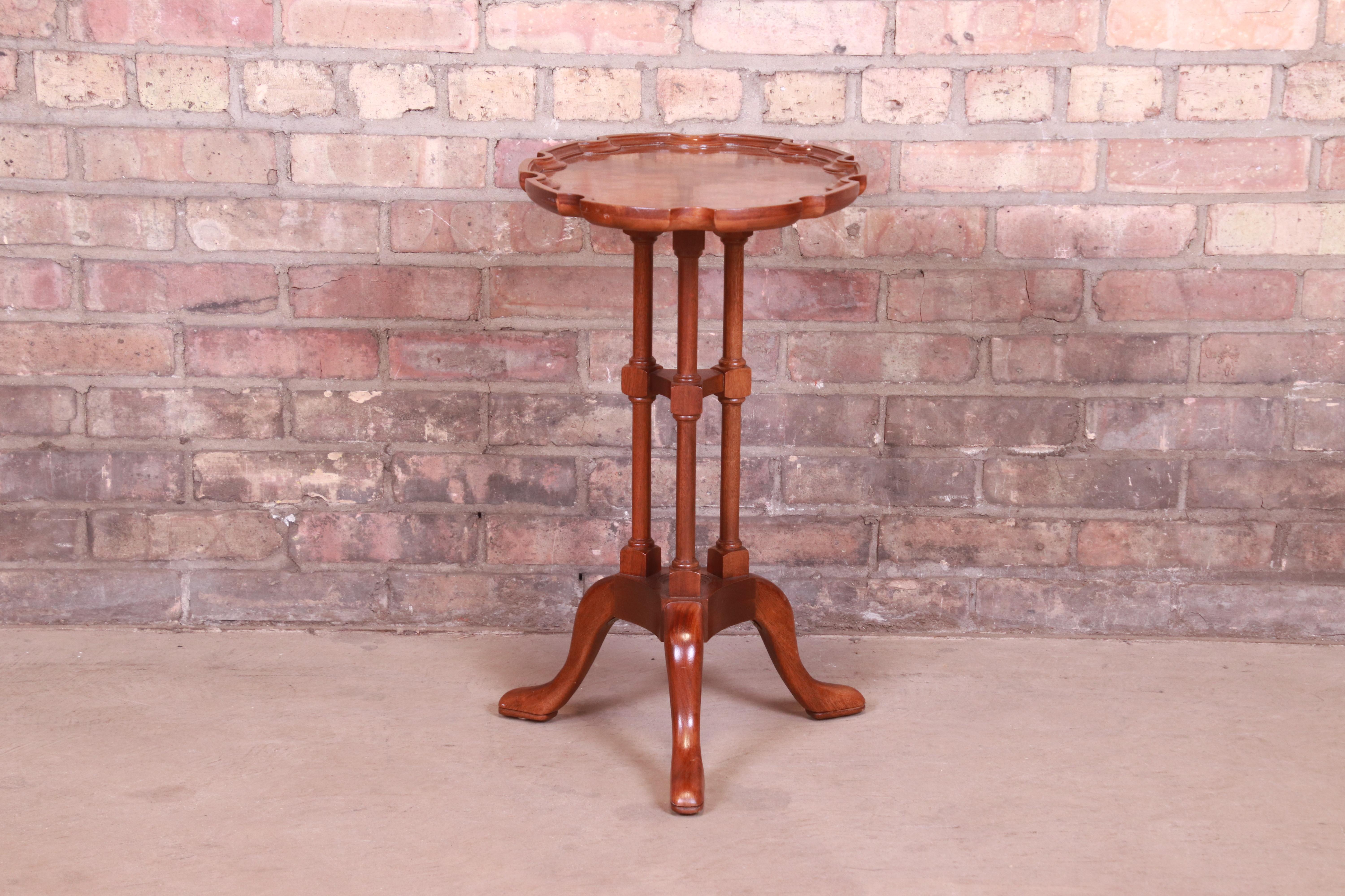 Baker Furniture Historic Charleston Queen Anne Mahogany and Burl Wood Tea Table In Good Condition In South Bend, IN