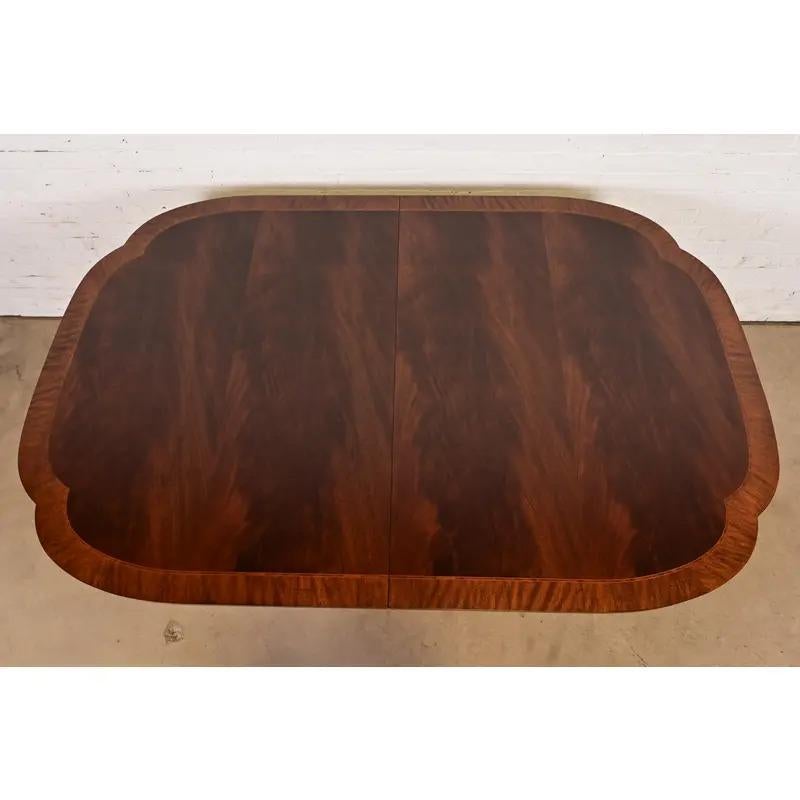 Tavolo da pranzo allungabile georgiano storico di Baker Furniture, appena rifinito in vendita 3