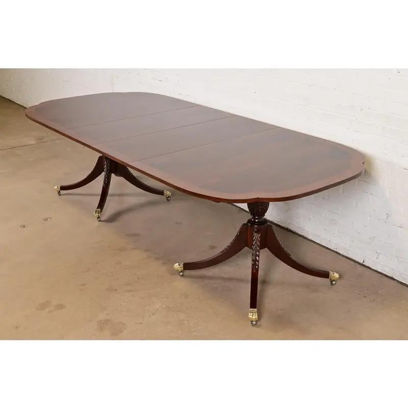 Un eccezionale tavolo da pranzo allungabile a doppio piedistallo in stile Georgiano o Regency

Di Baker Furniture, 