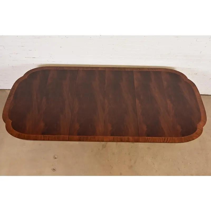 Fine XX secolo Tavolo da pranzo allungabile georgiano storico di Baker Furniture, appena rifinito in vendita