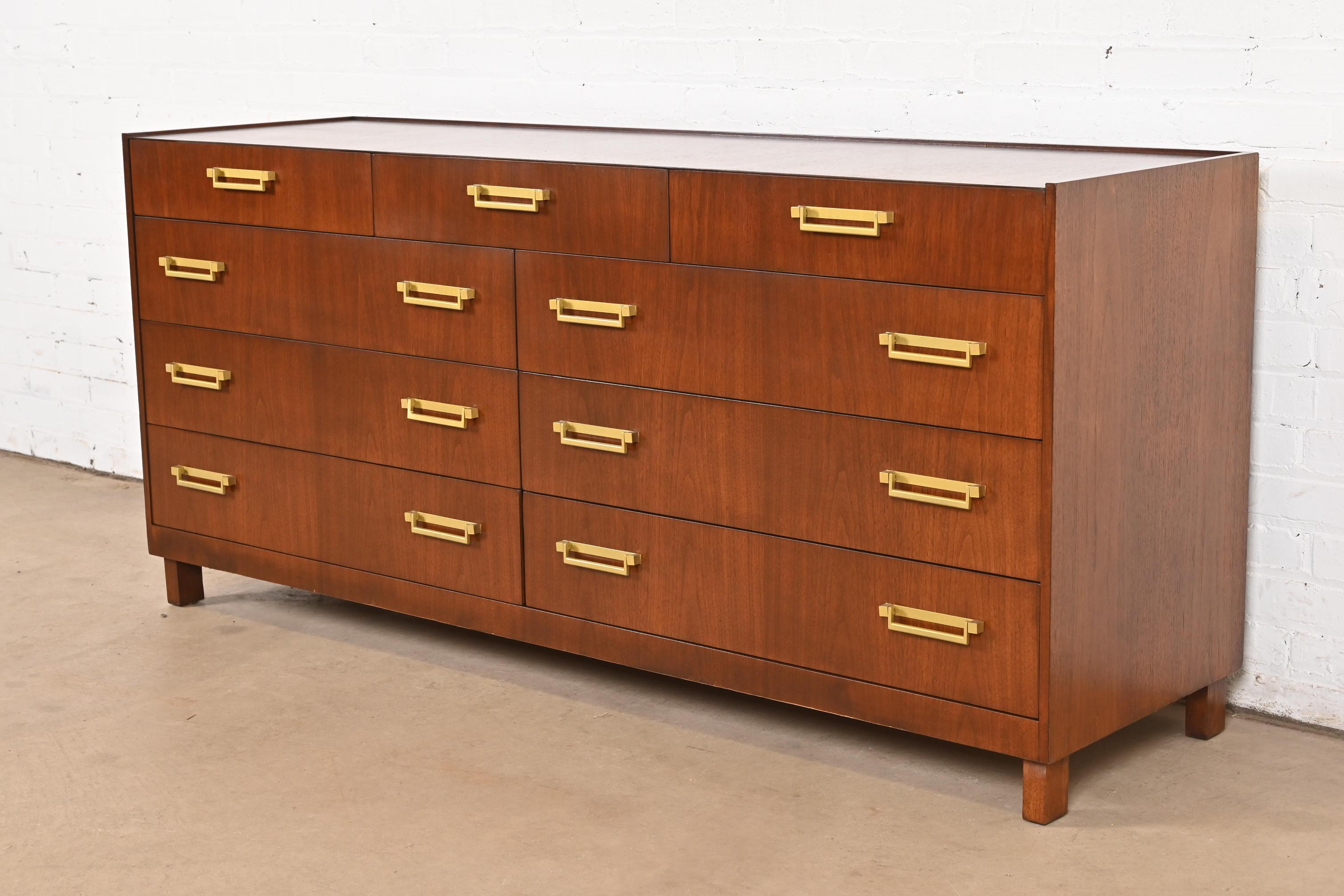 Eine herrliche moderne Hollywood Regency Campaigner Kommode oder Kredenz aus der Mitte des Jahrhunderts

Von Baker Furniture

USA, 1960er Jahre

Wunderschönes Nussbaumholz in Buchform mit Messingbeschlägen.

Maße: 66 