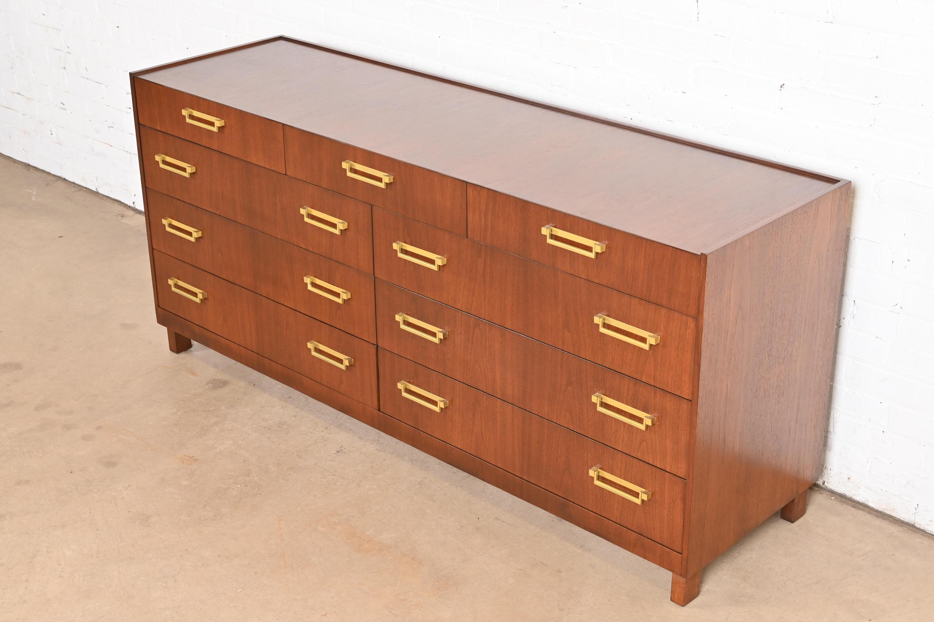 Baker Furniture Hollywood Regency Campaigner Kommode oder Credenza, neu lackiert (amerikanisch) im Angebot