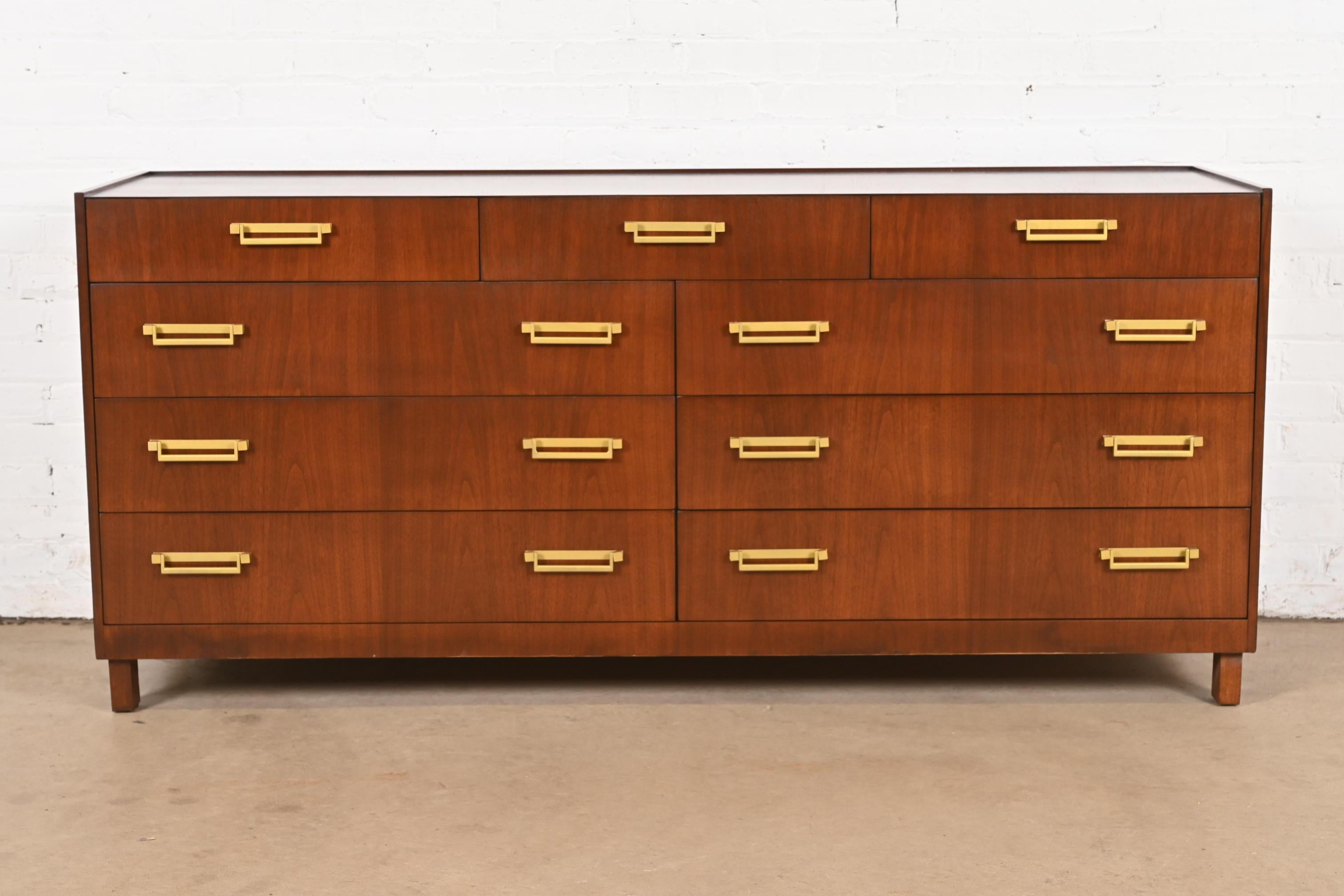 Baker Furniture Hollywood Regency Campaigner Kommode oder Credenza, neu lackiert im Zustand „Gut“ im Angebot in South Bend, IN