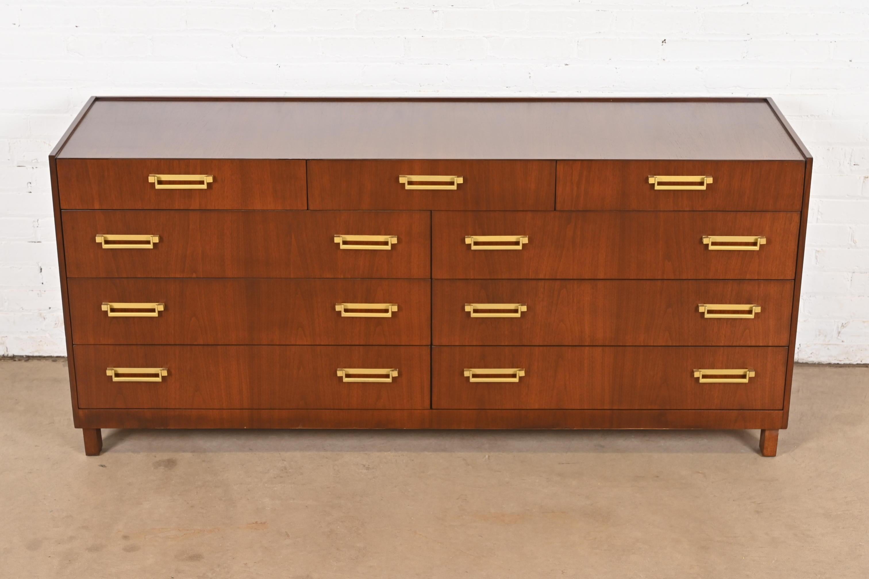 Baker Furniture Hollywood Regency Campaigner Kommode oder Credenza, neu lackiert (Mitte des 20. Jahrhunderts) im Angebot