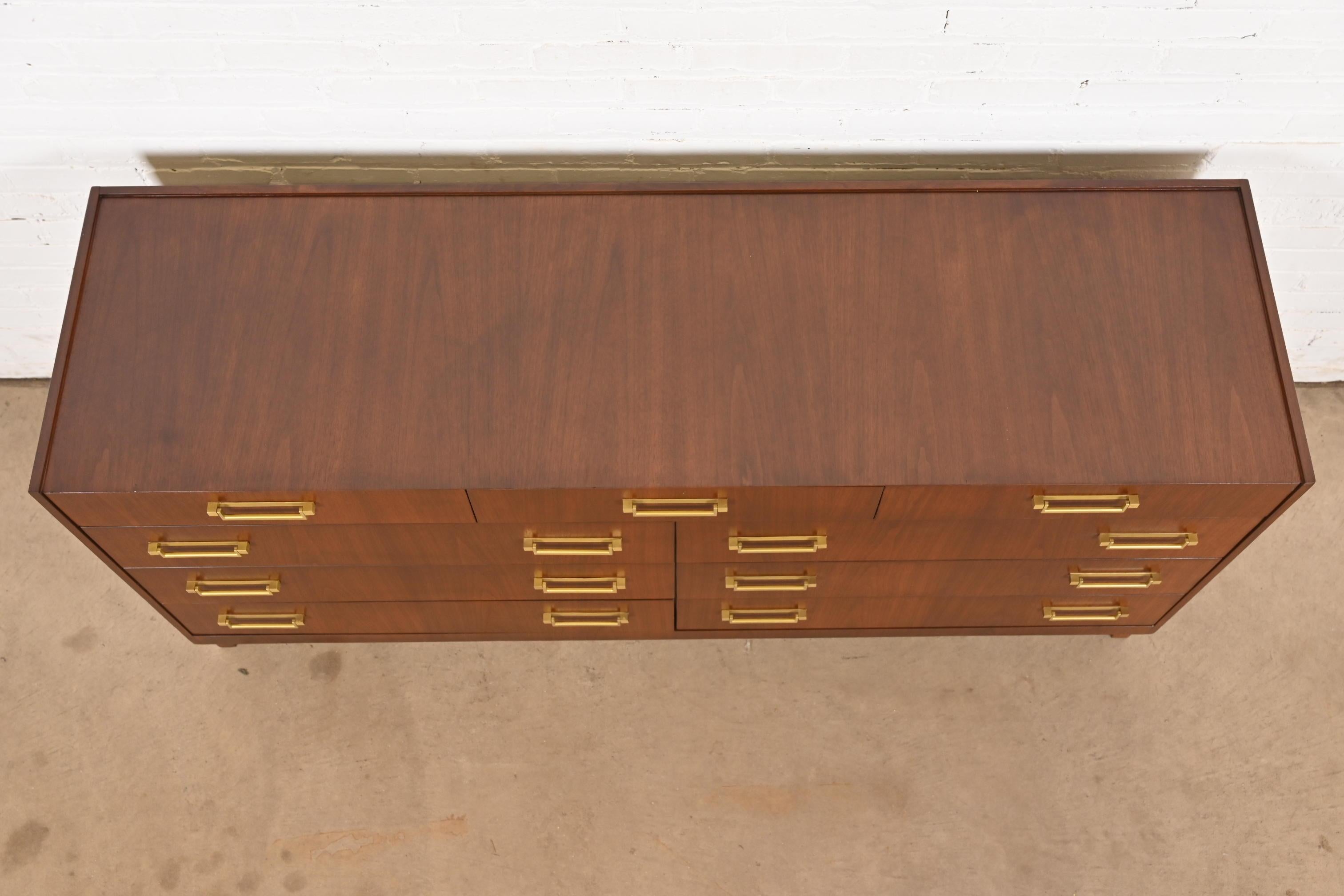 Baker Furniture Hollywood Regency Campaigner Kommode oder Credenza, neu lackiert im Angebot 1