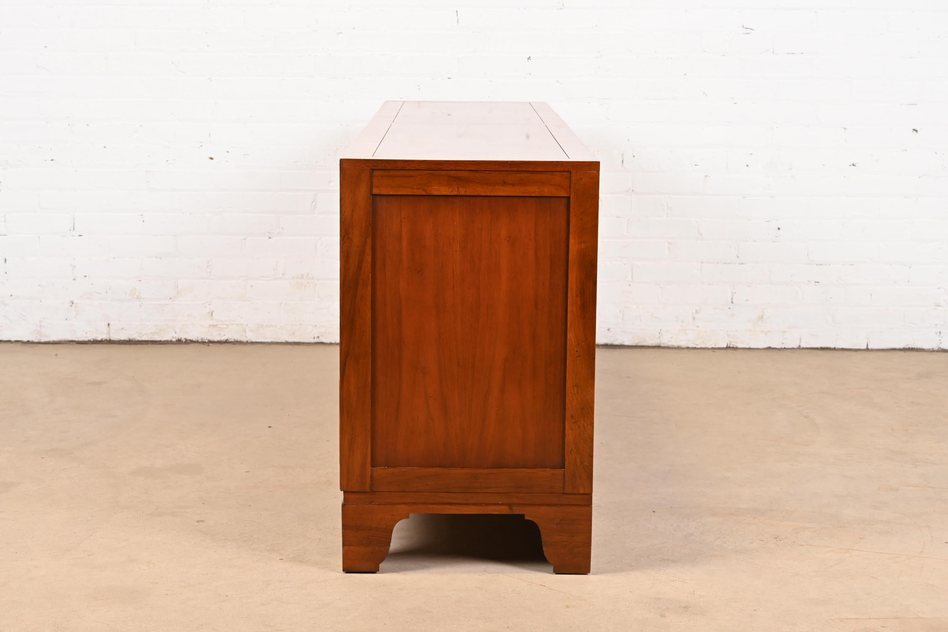 Baker Furniture Hollywood Regency Campaign Kommode oder Anrichte aus Nussbaumholz im Angebot 4