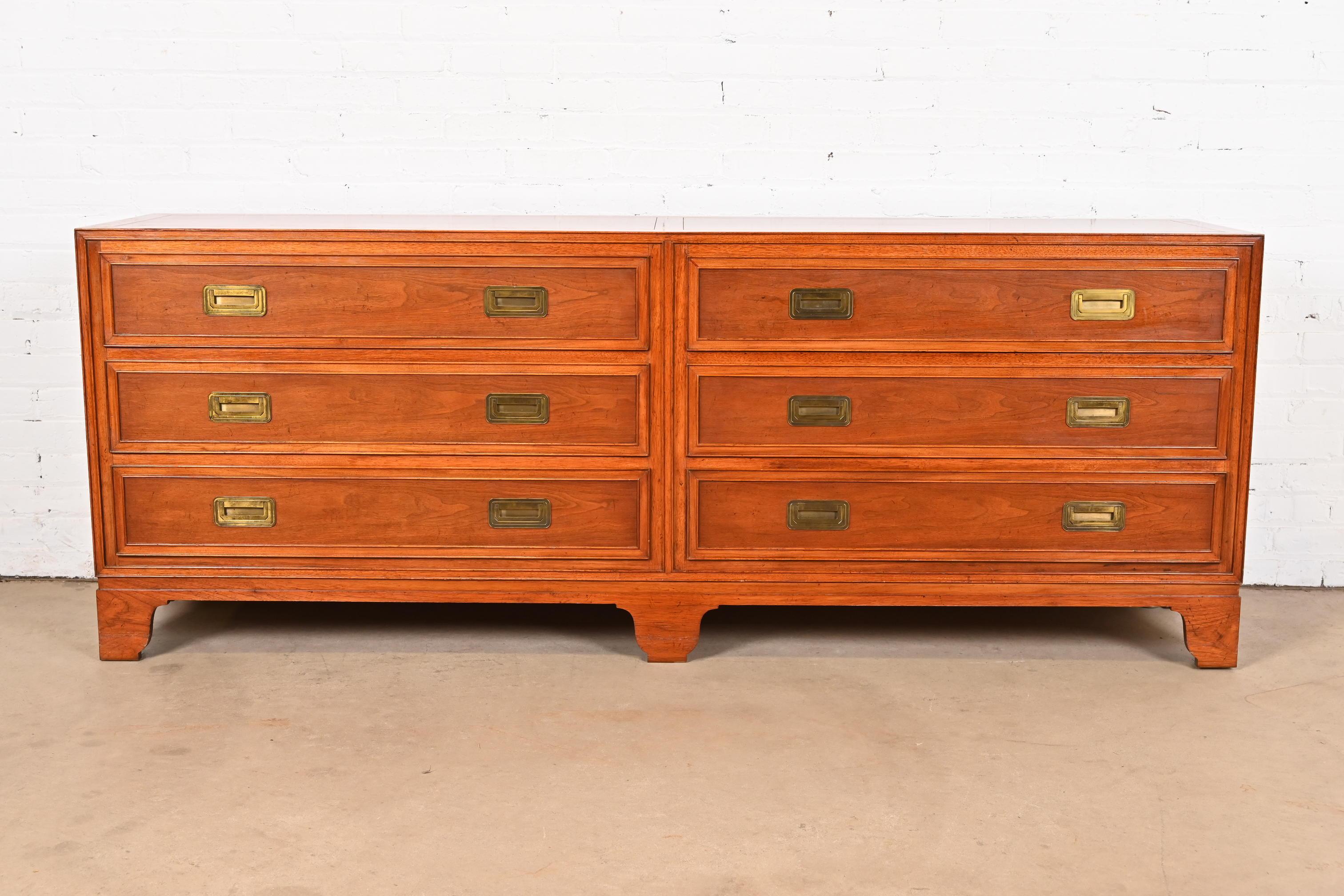 Eine prächtige lange Kommode oder Kredenz im Stil der Hollywood Regency Campaigner aus der Mitte des Jahrhunderts

Von Baker Furniture, 