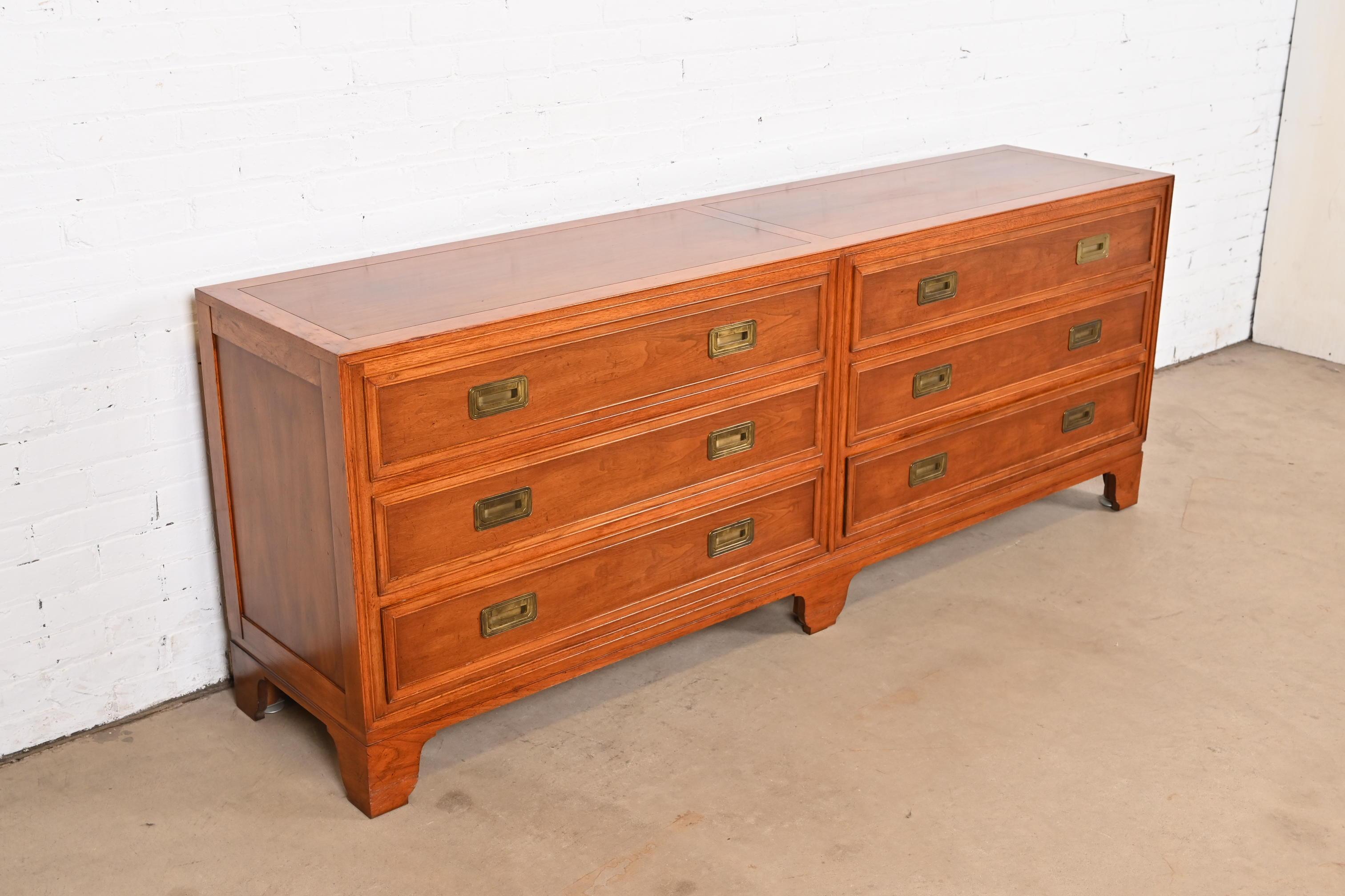 Baker Furniture Hollywood Regency Campaign Kommode oder Anrichte aus Nussbaumholz im Zustand „Gut“ im Angebot in South Bend, IN