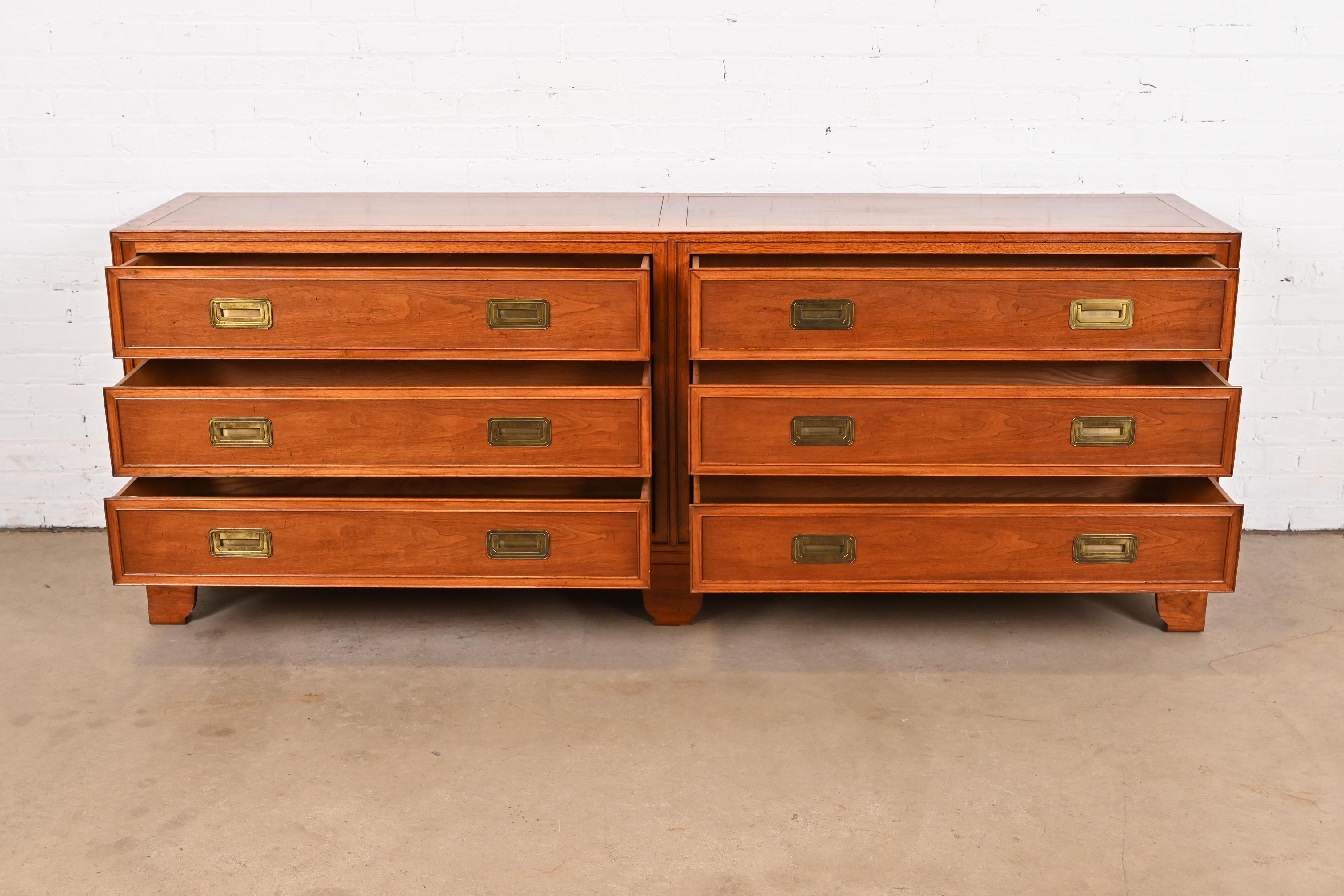 Baker Furniture Hollywood Regency Campaign Kommode oder Anrichte aus Nussbaumholz (Mitte des 20. Jahrhunderts) im Angebot