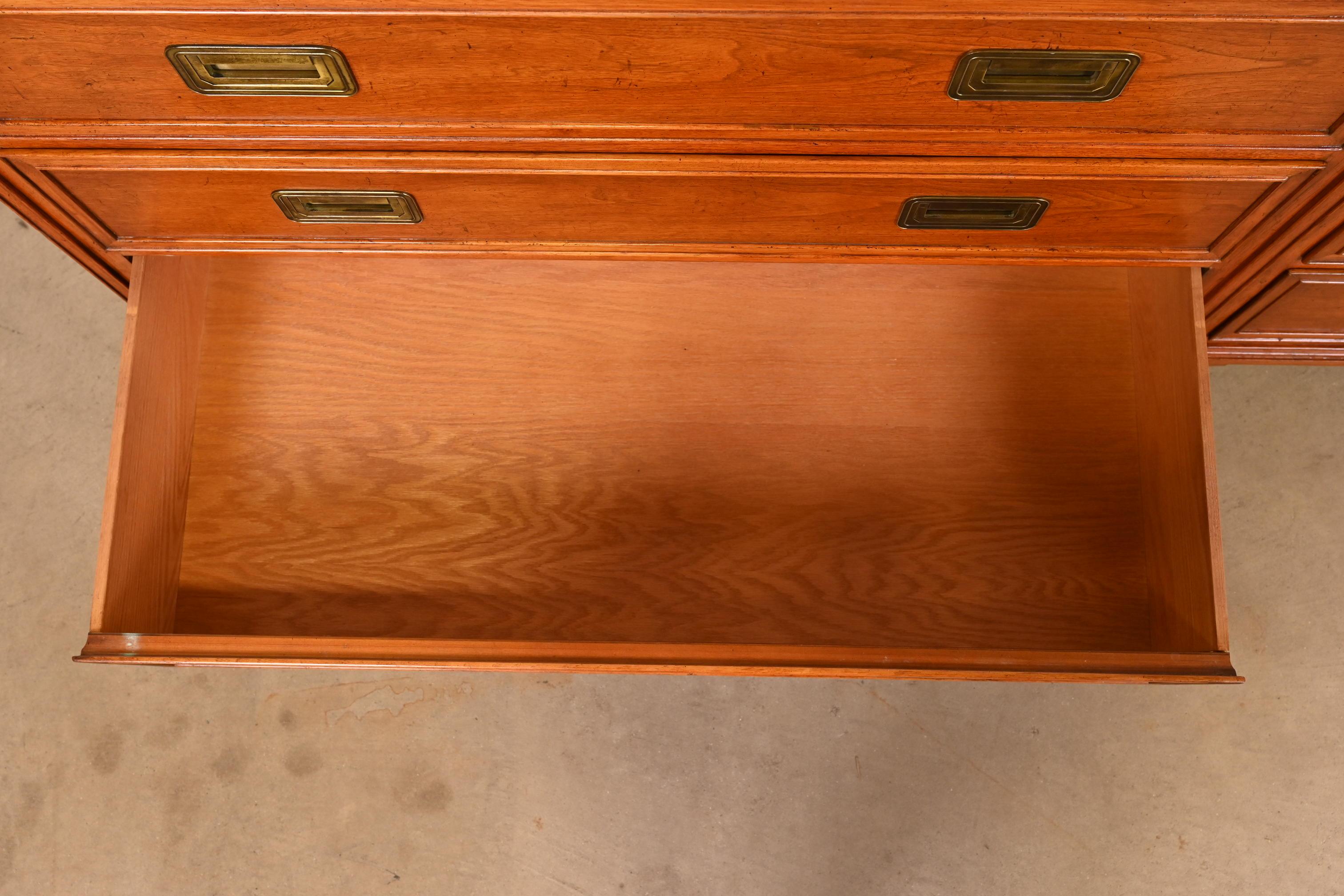 Baker Furniture Hollywood Regency Campaign Kommode oder Anrichte aus Nussbaumholz (Messing) im Angebot