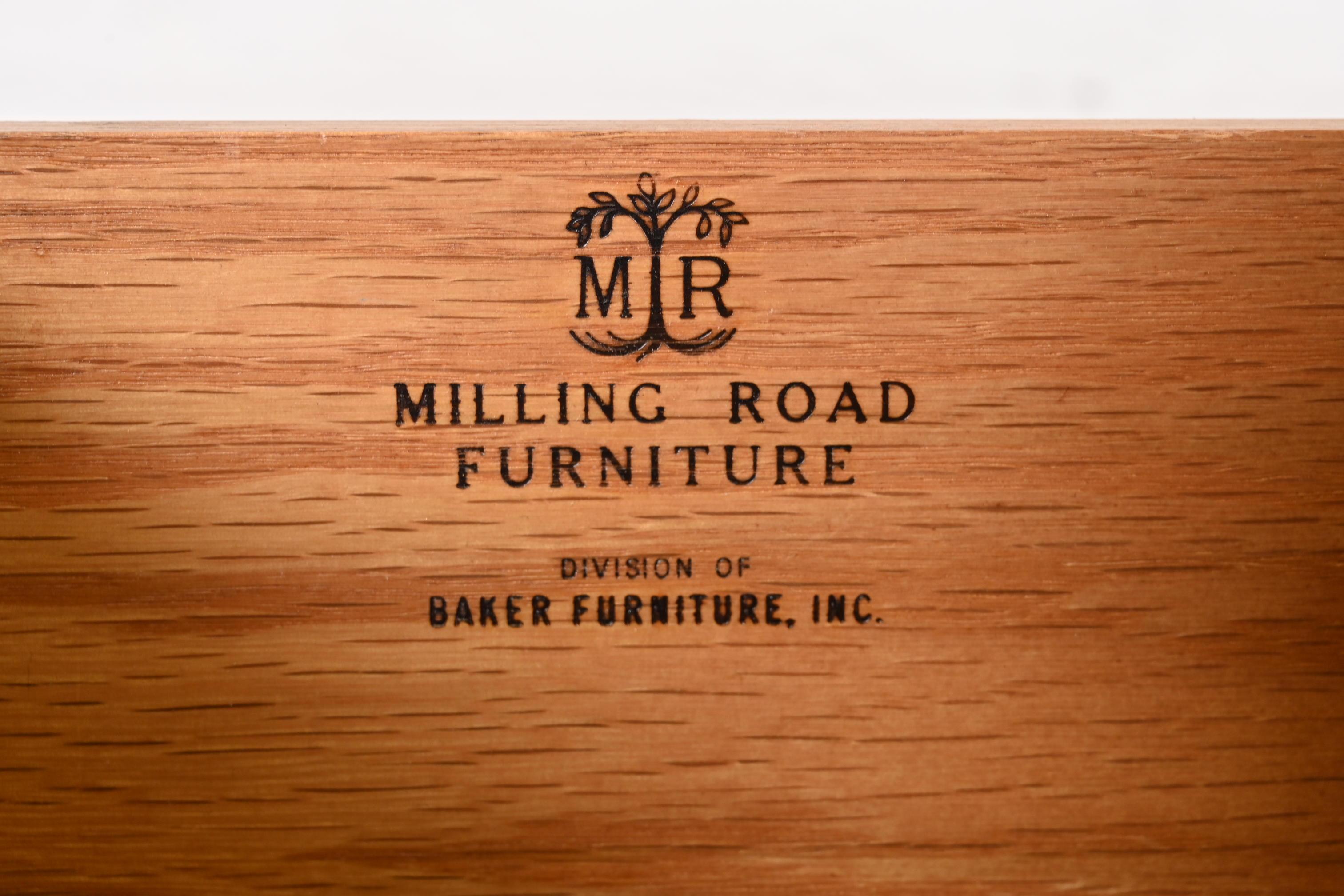 Baker Furniture Hollywood Regency Campaign Kommode oder Anrichte aus Nussbaumholz im Angebot 2