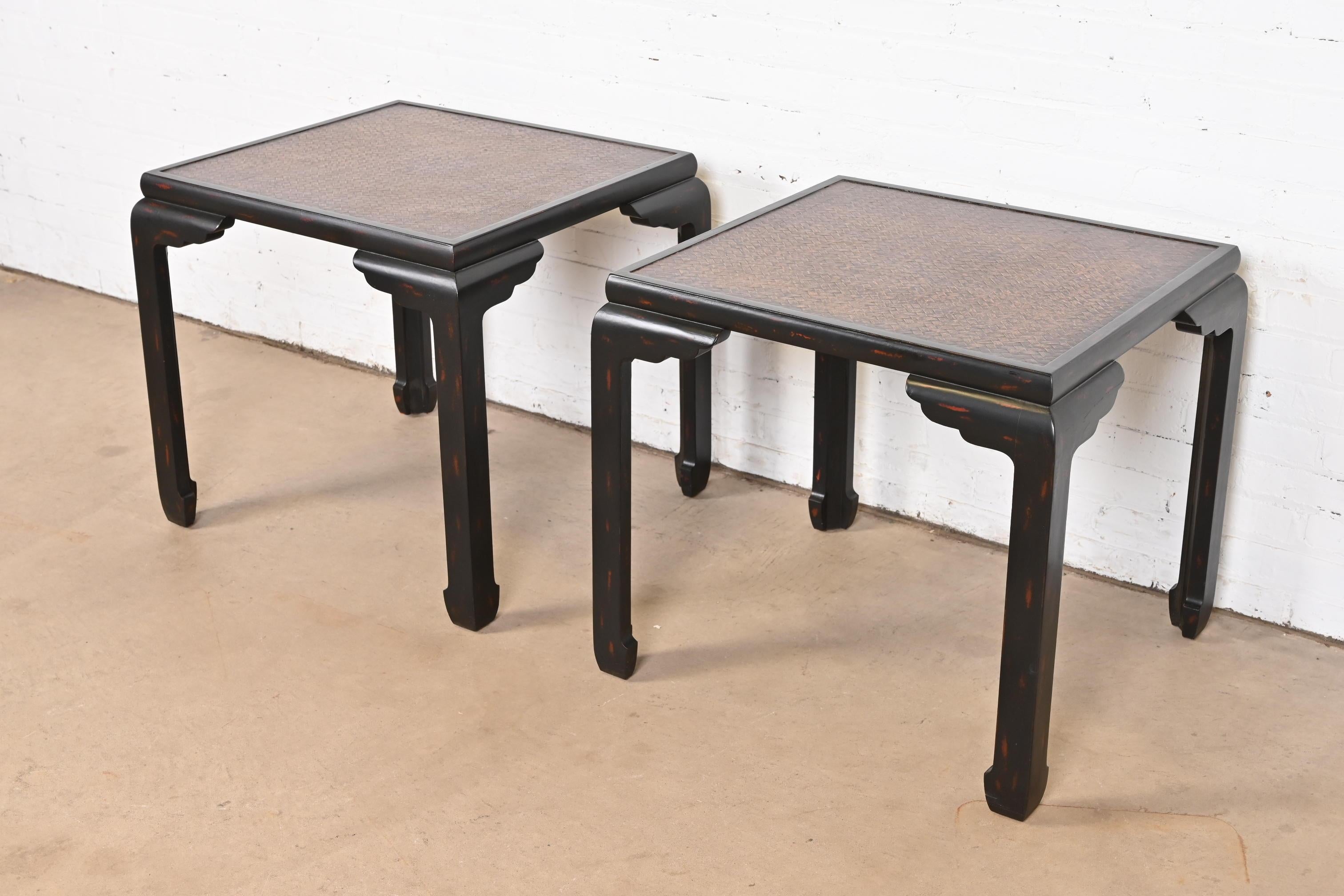 Ein wunderschönes Paar moderner Hollywood Regency Chinoiserie Beistelltische aus der Jahrhundertmitte

Von Baker Furniture

USA, circa Ende des 20. Jahrhunderts

Schwarz lackiertes Nussbaumholz, mit Rattanimitatauflagen.

Maße: 27,25 