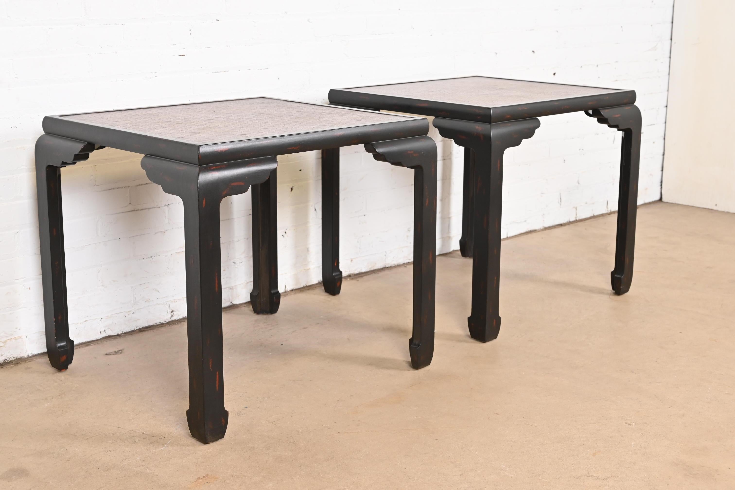 Baker Furniture Hollywood Regency Chinoiserie-Beistelltische, schwarz lackiert, Paar (Moderne der Mitte des Jahrhunderts)