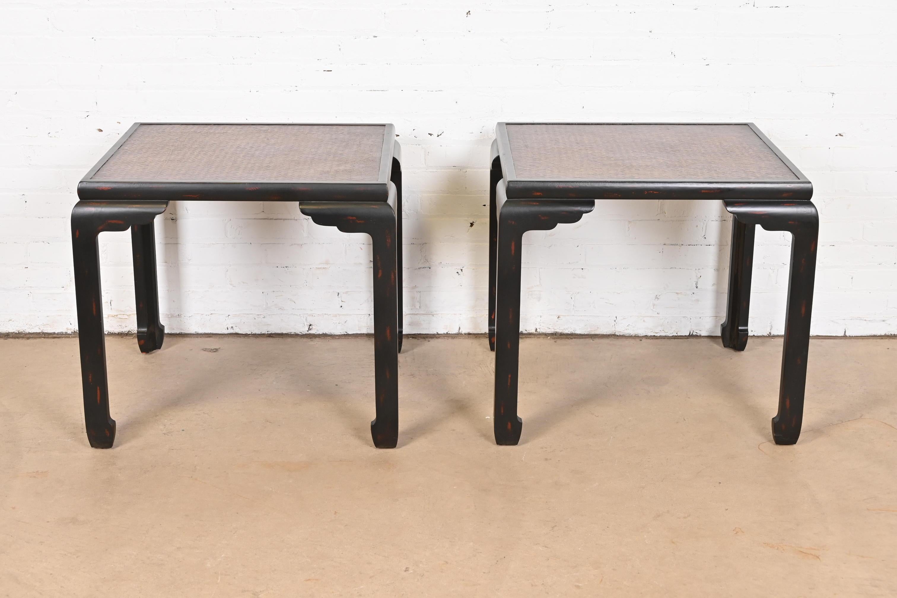 Baker Furniture Hollywood Regency Chinoiserie-Beistelltische, schwarz lackiert, Paar (amerikanisch)