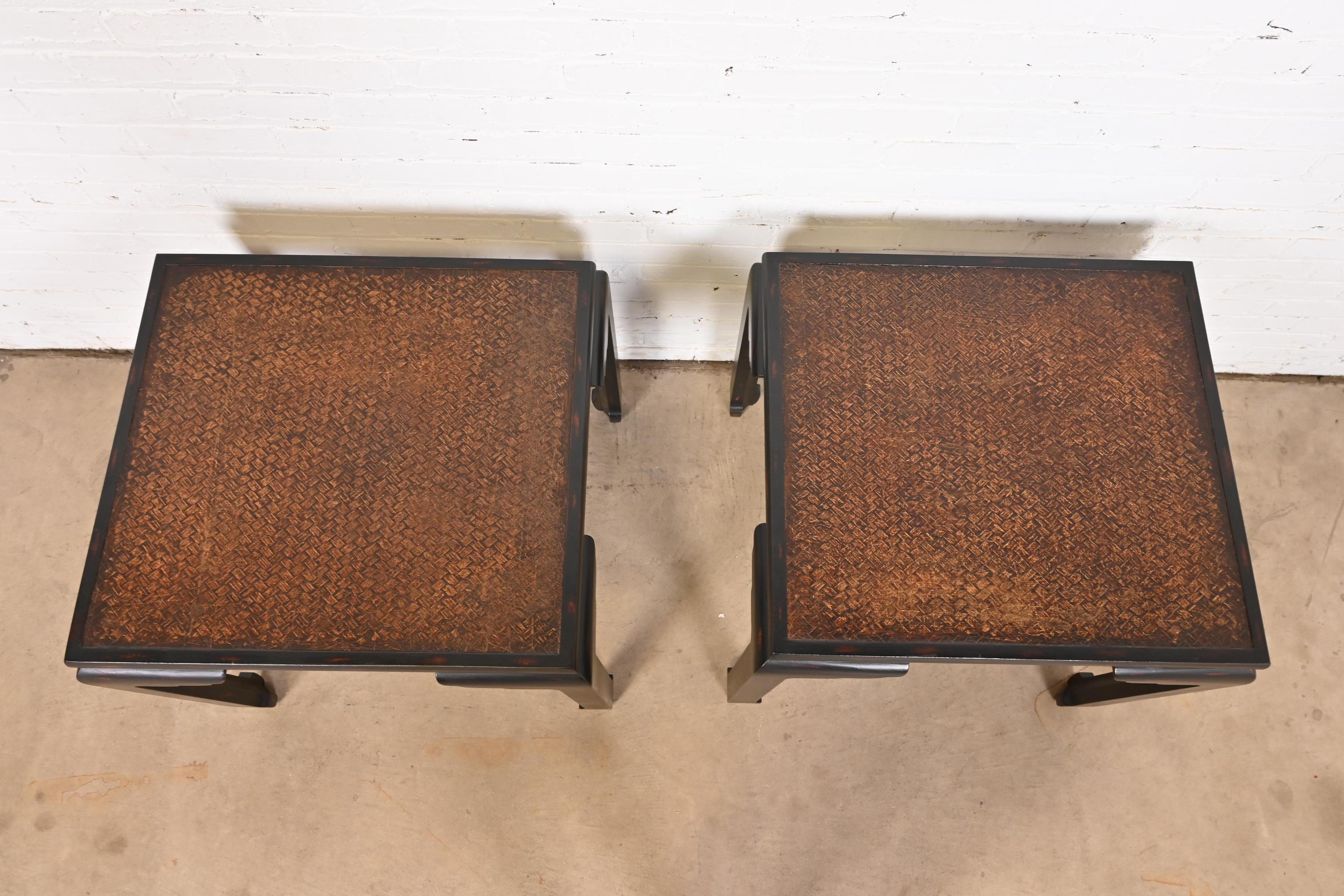 Baker Furniture Hollywood Regency Chinoiserie-Beistelltische, schwarz lackiert, Paar (20. Jahrhundert)