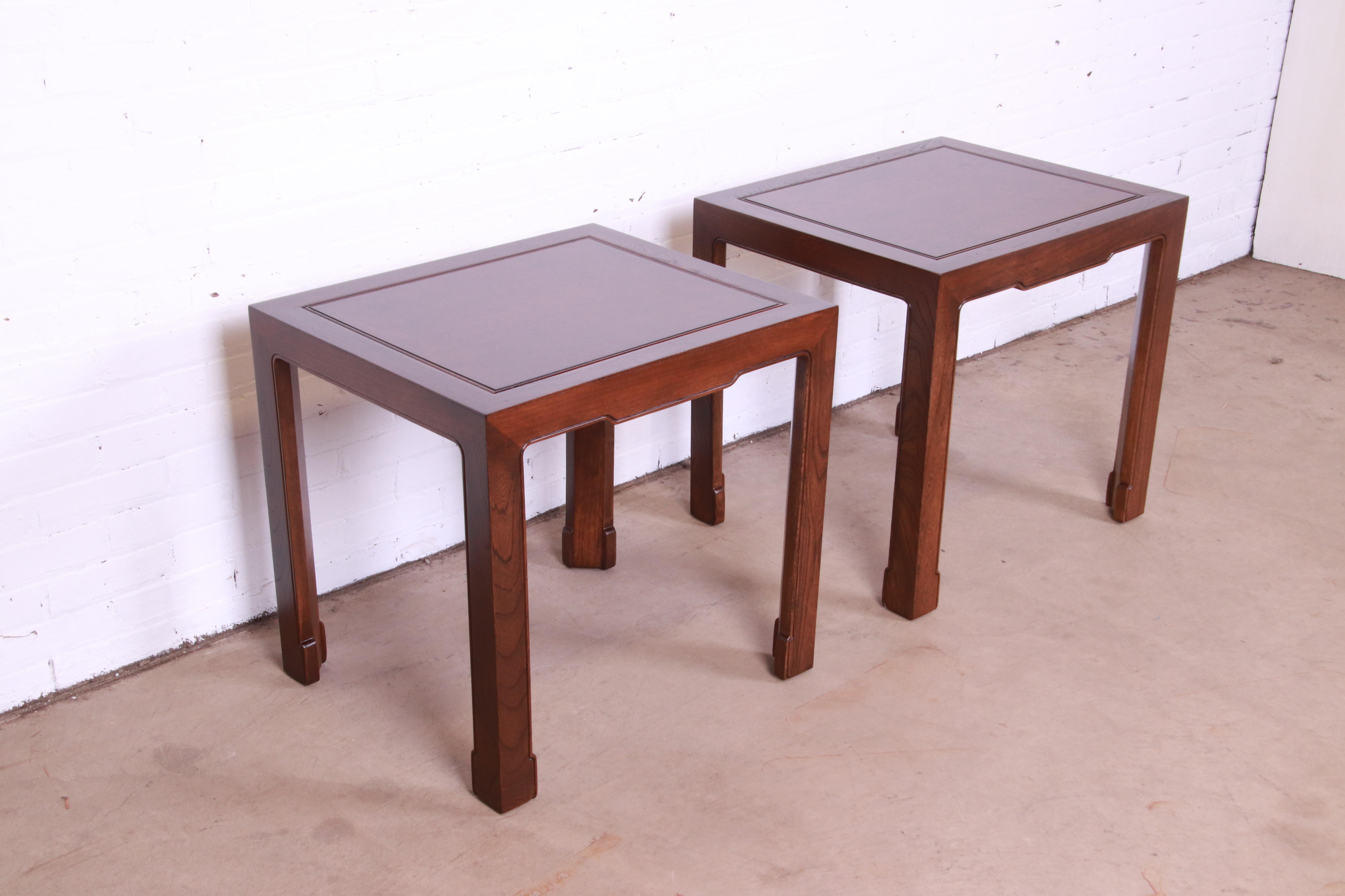 A gorgeous pair of mid-century modern Hollywood Regency Chinoiserie occasional side tables

By Baker Furniture

USA, Circa 1960s

Burl wood tops, with carved oak legs.

Measures: 21.75