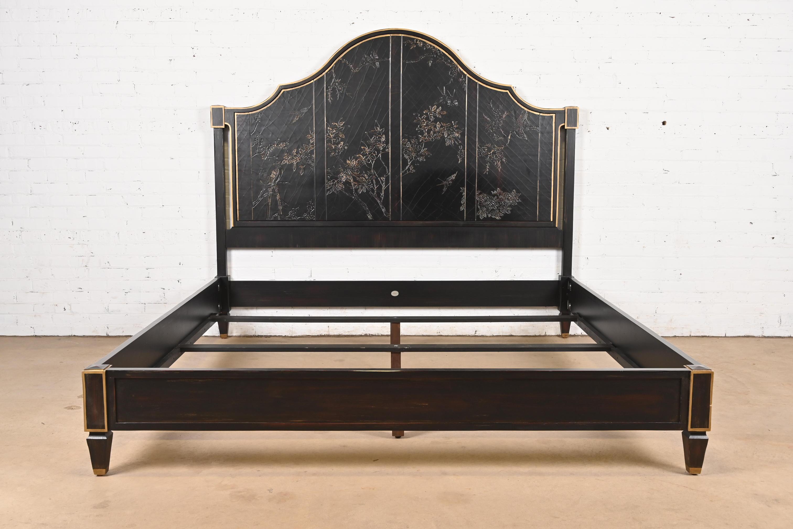 Un magnifique lit king size de style Chinoiserie Hollywood Regency

Par Baker Furniture

USA, Circa Late 20th Century

Magnifique finition laquée craquelée brun foncé et ébène, avec des garnitures dorées et des scènes de nature asiatique