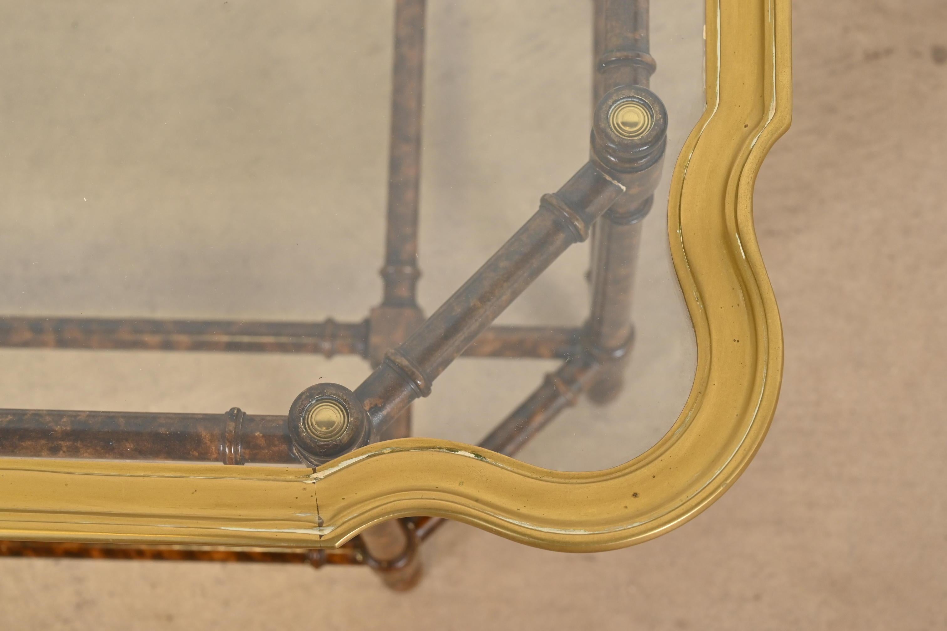 Table Baker Furniture Hollywood Regency Chinoiserie en faux bambou, laiton et verre en vente 4