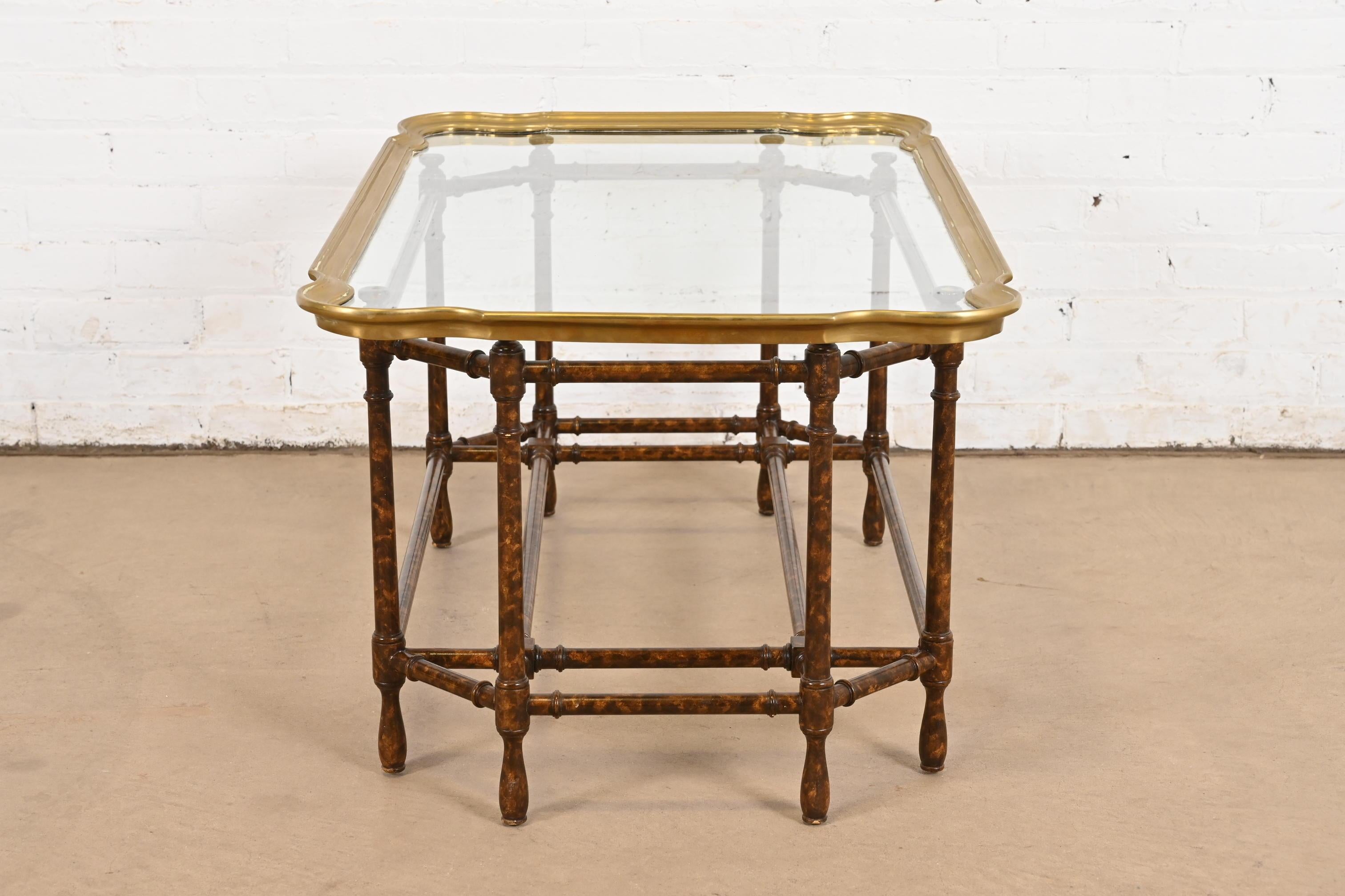Table Baker Furniture Hollywood Regency Chinoiserie en faux bambou, laiton et verre en vente 6