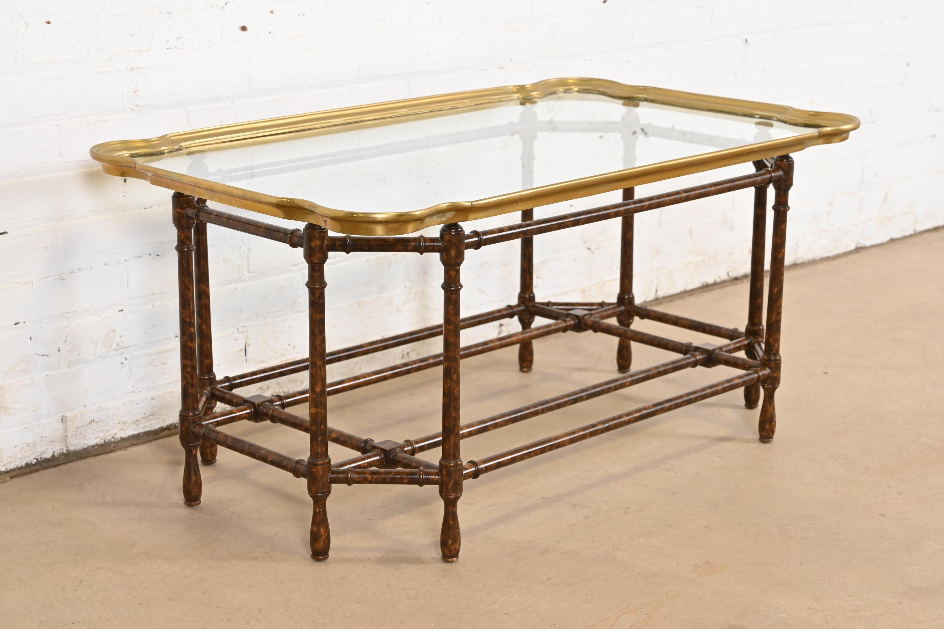 Magnifique table basse ou table de cocktail en faux bambou de style Chinoiserie Hollywood Regency de style moderne du milieu du siècle dernier.

Par Baker Furniture

USA, Circa 1970s

Faux bambou en finition écaille de tortue, avec plateau supérieur