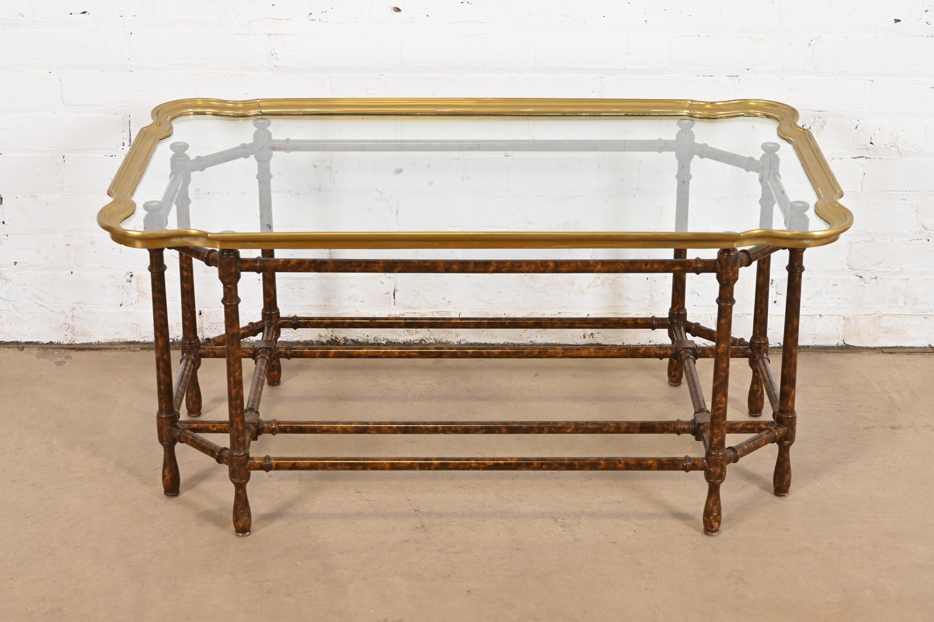 Américain Table Baker Furniture Hollywood Regency Chinoiserie en faux bambou, laiton et verre en vente