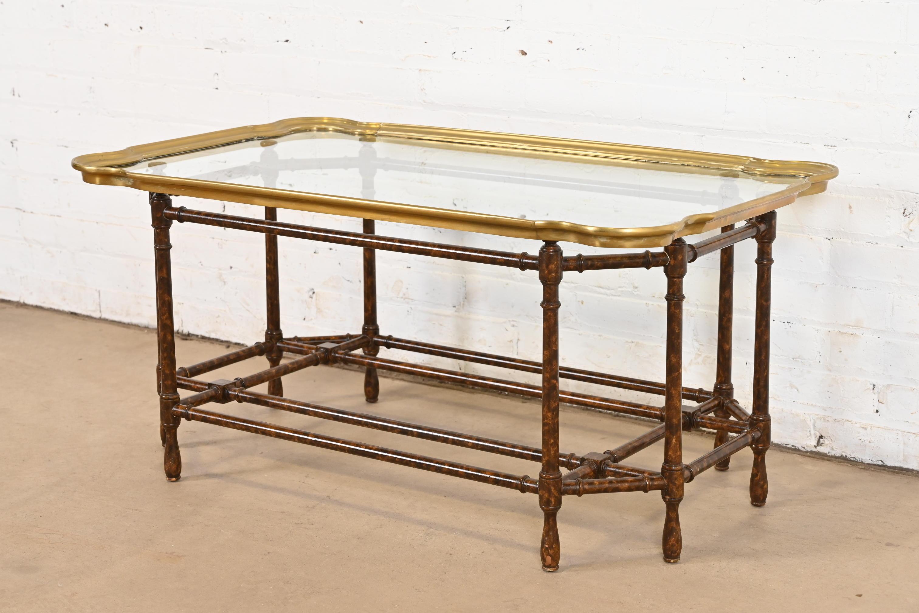 Fin du 20e siècle Table Baker Furniture Hollywood Regency Chinoiserie en faux bambou, laiton et verre en vente