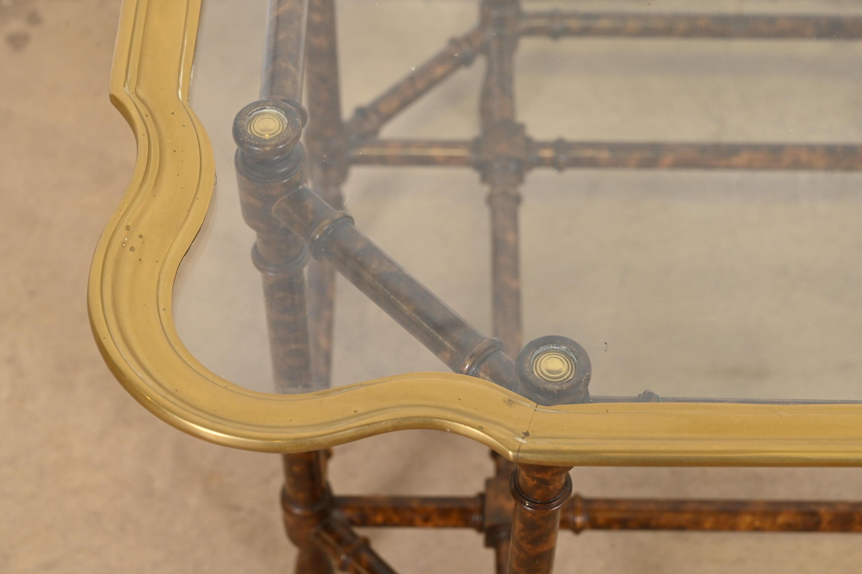 Table Baker Furniture Hollywood Regency Chinoiserie en faux bambou, laiton et verre en vente 3