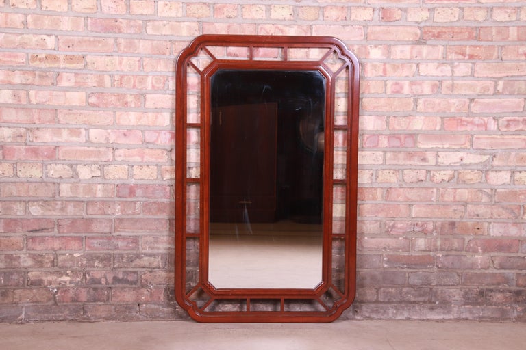 A gorgeous mid-century Hollywood Regency Chinoiserie carved mahogany framed wall mirror

By Baker Furniture

USA, Circa 1970s

Measures: 28