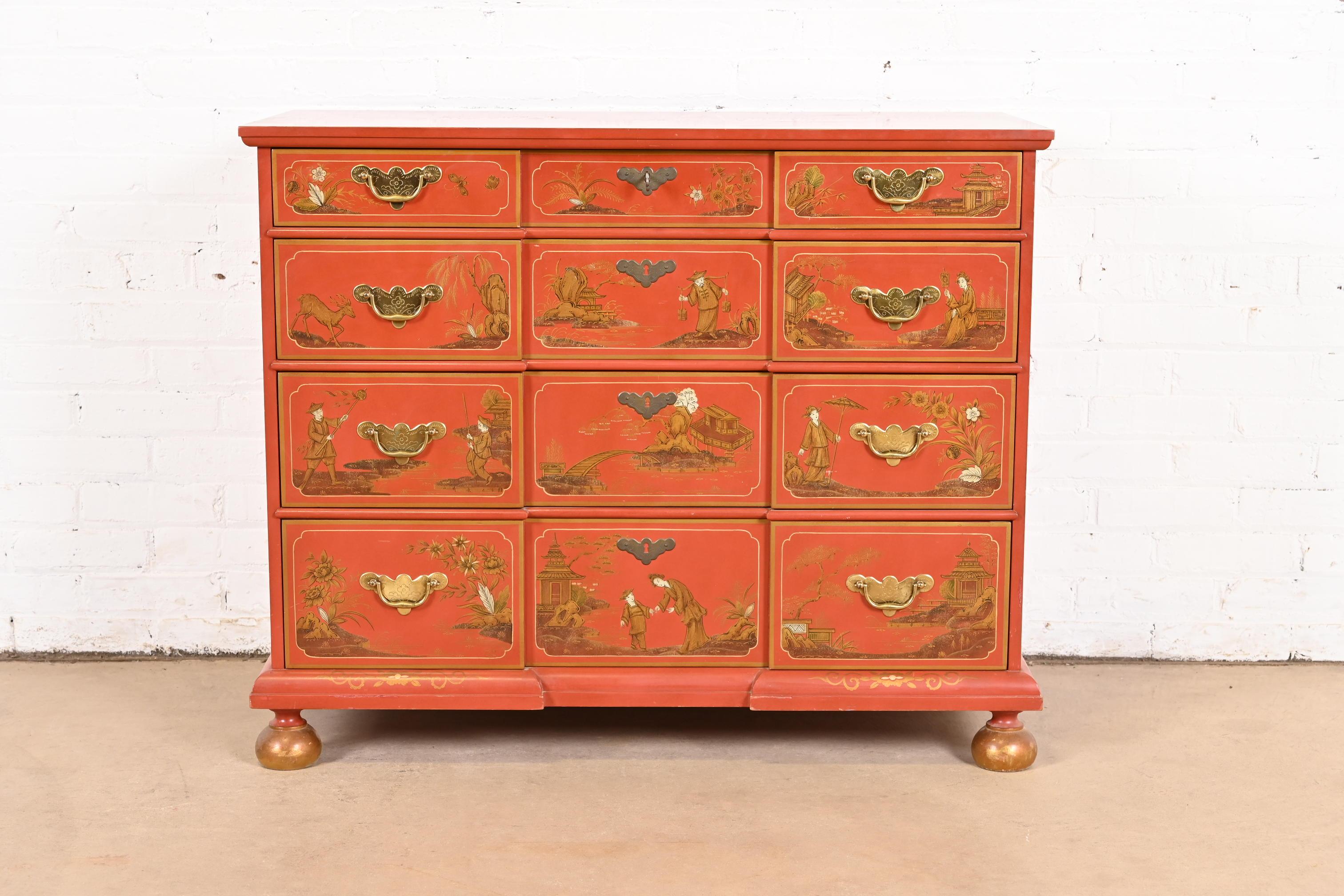 Un eccezionale comò o cassettiera Chinoiserie Hollywood Regency della metà del secolo scorso

Da Baker Furniture

USA, circa anni '1960

Mogano laccato rosso, con scene di natura asiatica dipinte a mano e ferramenta originale in ottone. Il cassetto