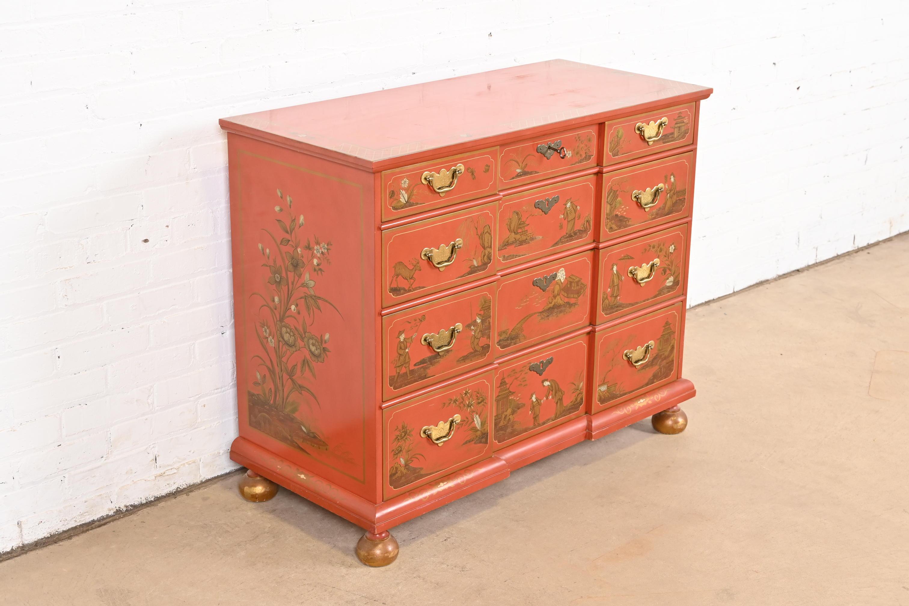 Cassettiera laccata rossa Baker Furniture Hollywood Regency Chinoiserie In condizioni buone in vendita a South Bend, IN