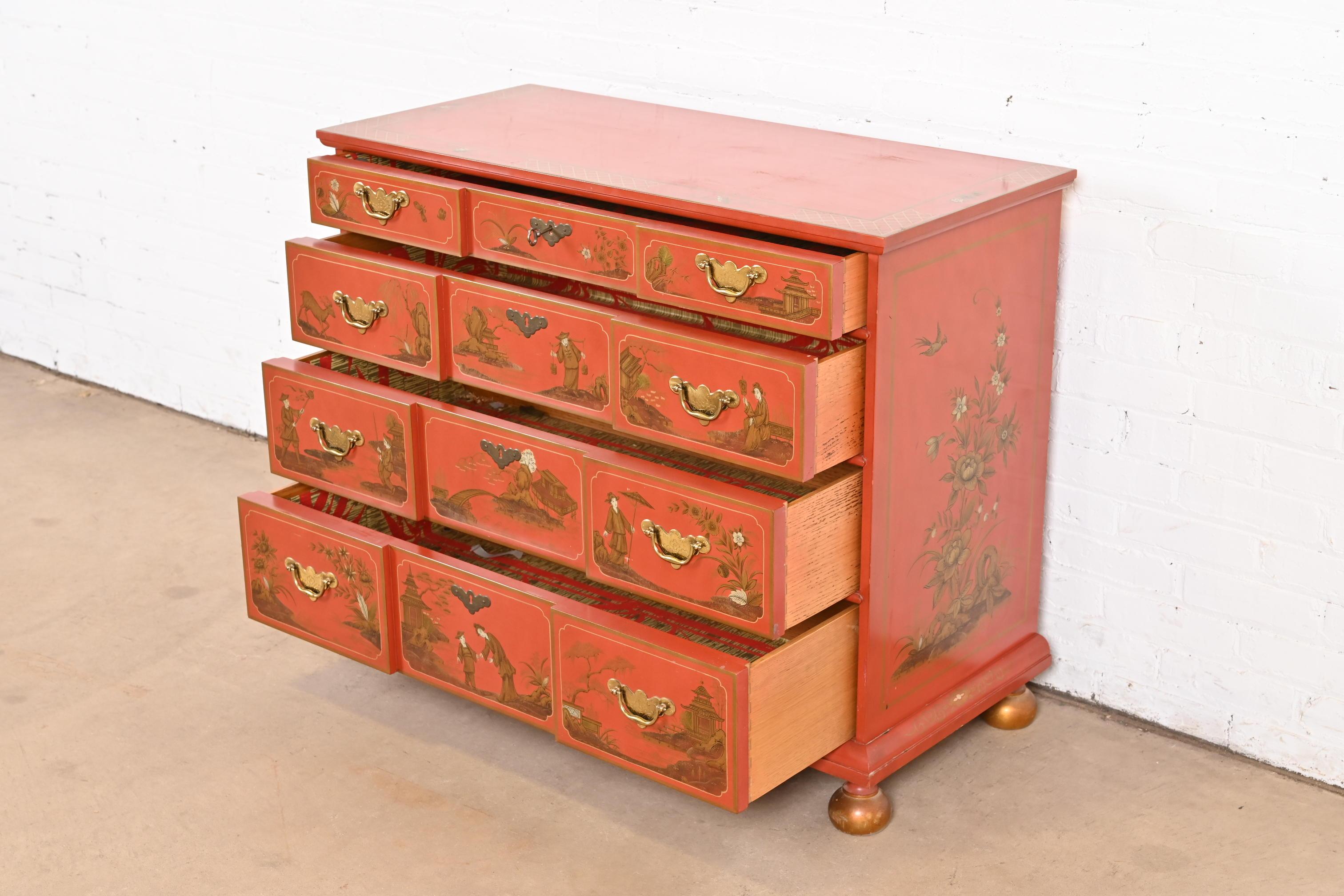 Ottone Cassettiera laccata rossa Baker Furniture Hollywood Regency Chinoiserie in vendita