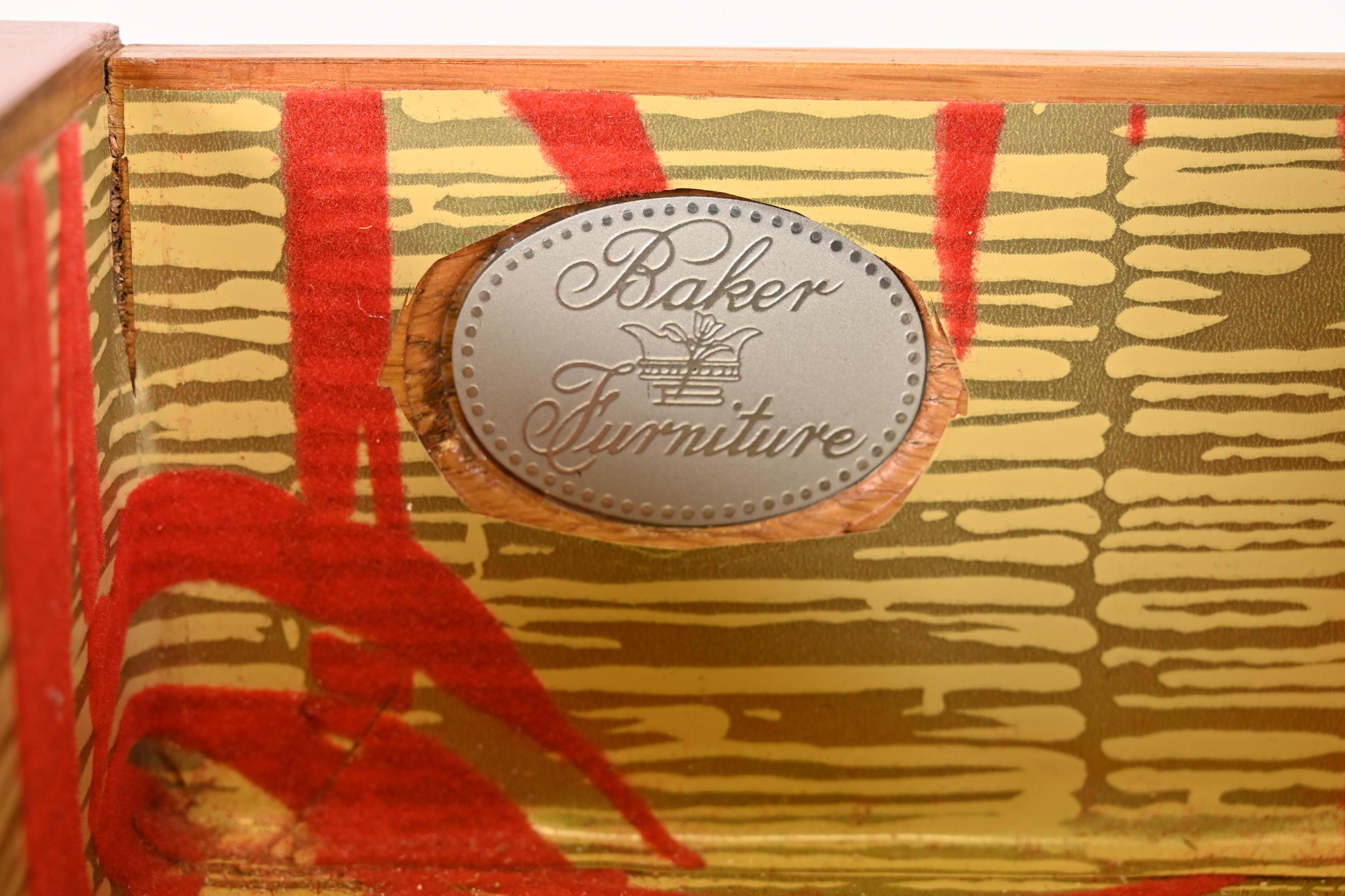 Cassettiera laccata rossa Baker Furniture Hollywood Regency Chinoiserie in vendita 1