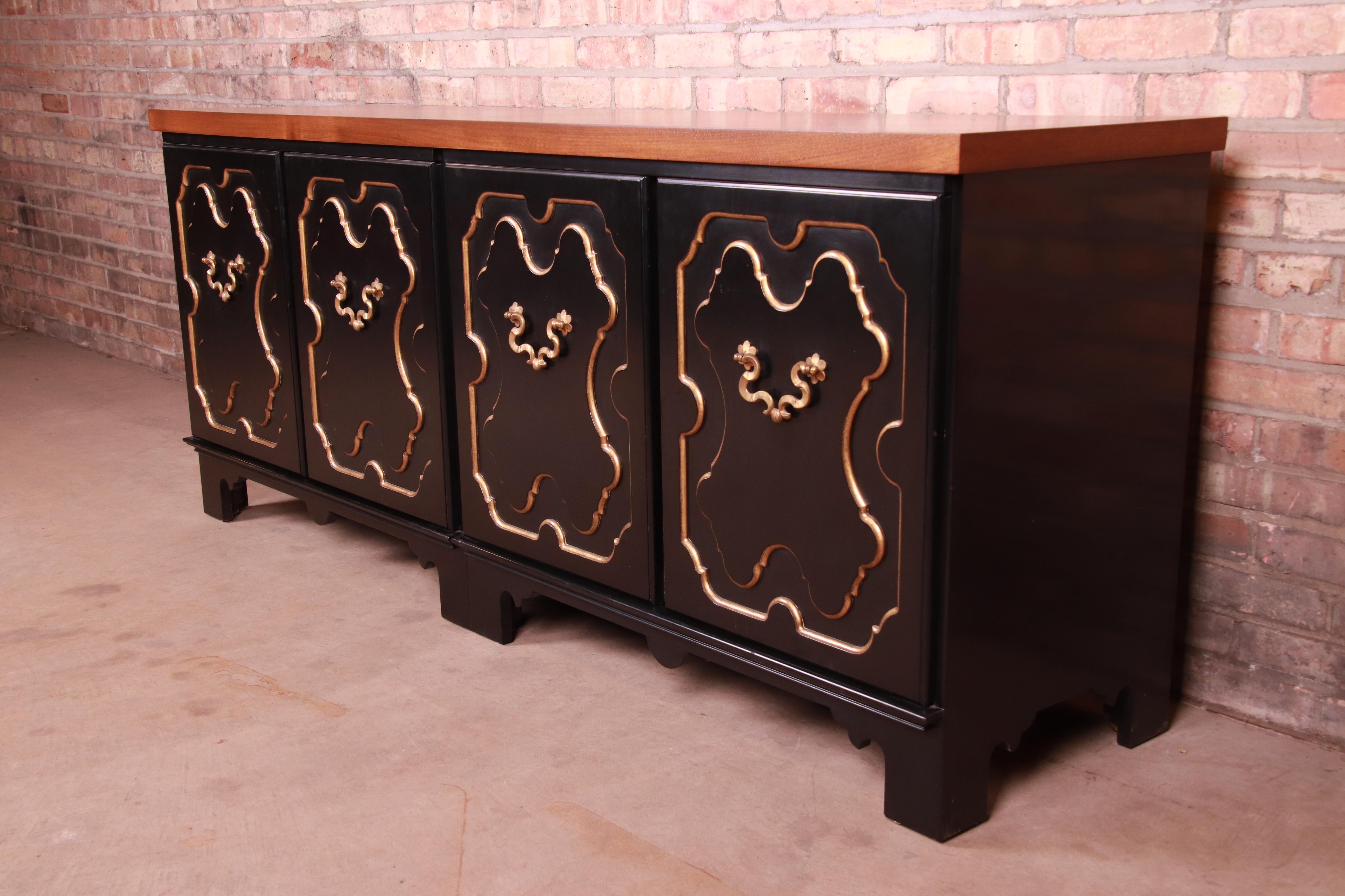 A gorgeous mid-century Hollywood Regency Chinoiserie sideboard credenza or bar cabinet

By Baker Furniture

USA, Circa 1960s

Book-matched walnut top, with black lacquered case having gold gilt trim and original brass hardware.

Measures: