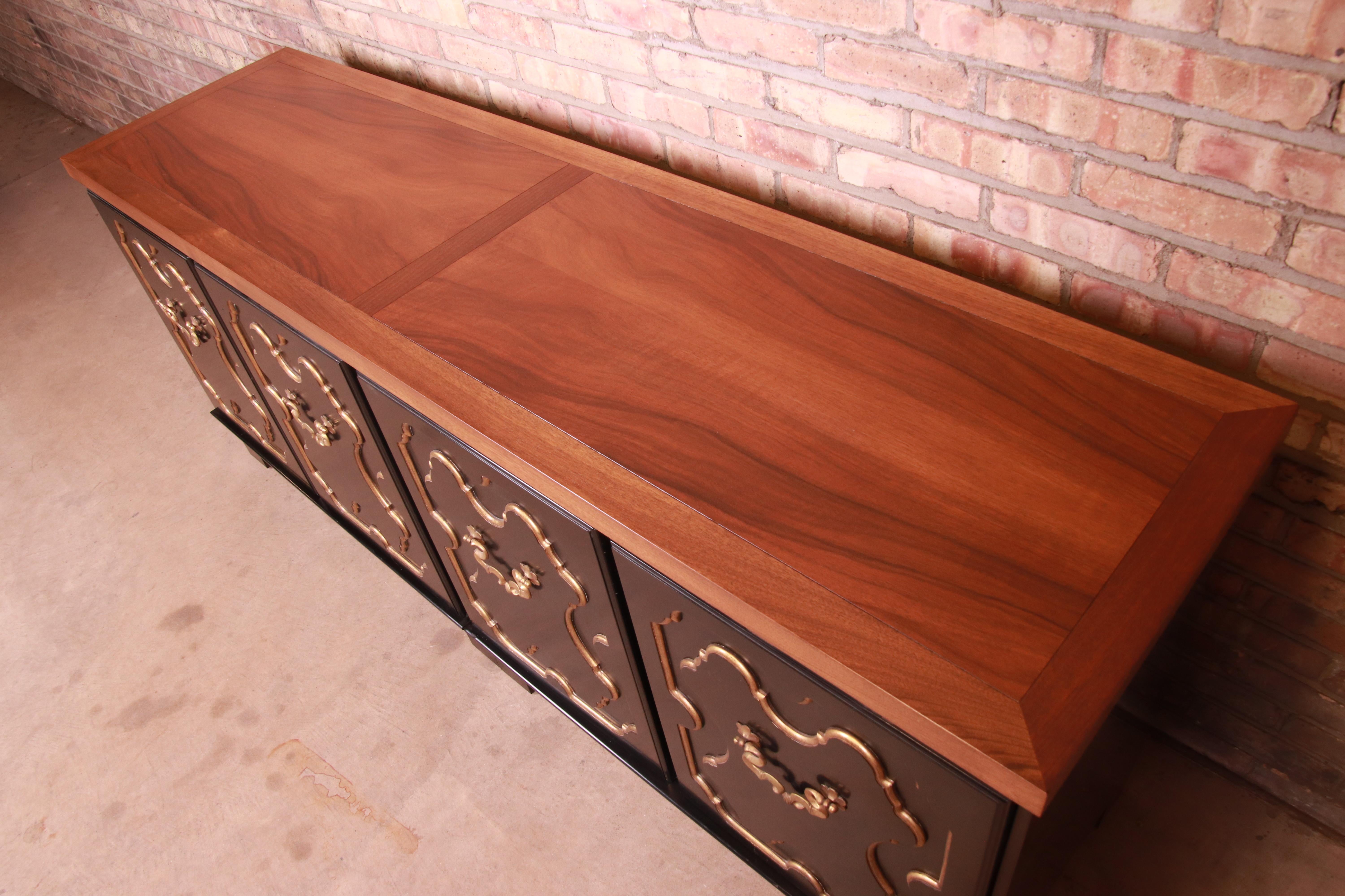 Baker Furniture Hollywood Regency Chinoiserie Sideboard Credenza or Bar Cabinet In Good Condition In South Bend, IN