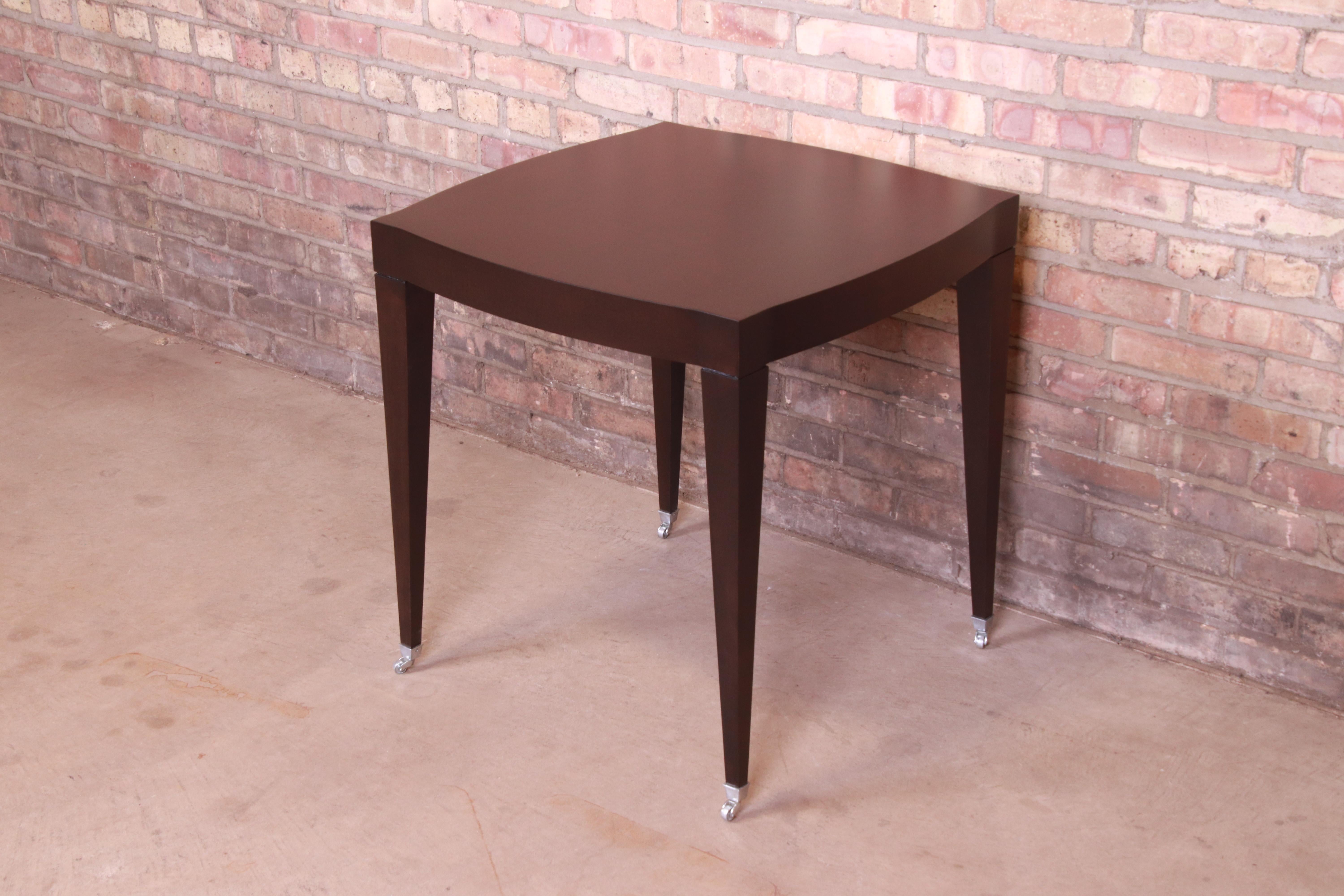 A gorgeous Hollywood Regency style dark mahogany occasional side table or tea table

By Baker Furniture

USA, Circa 1990s

Measures: 25.5