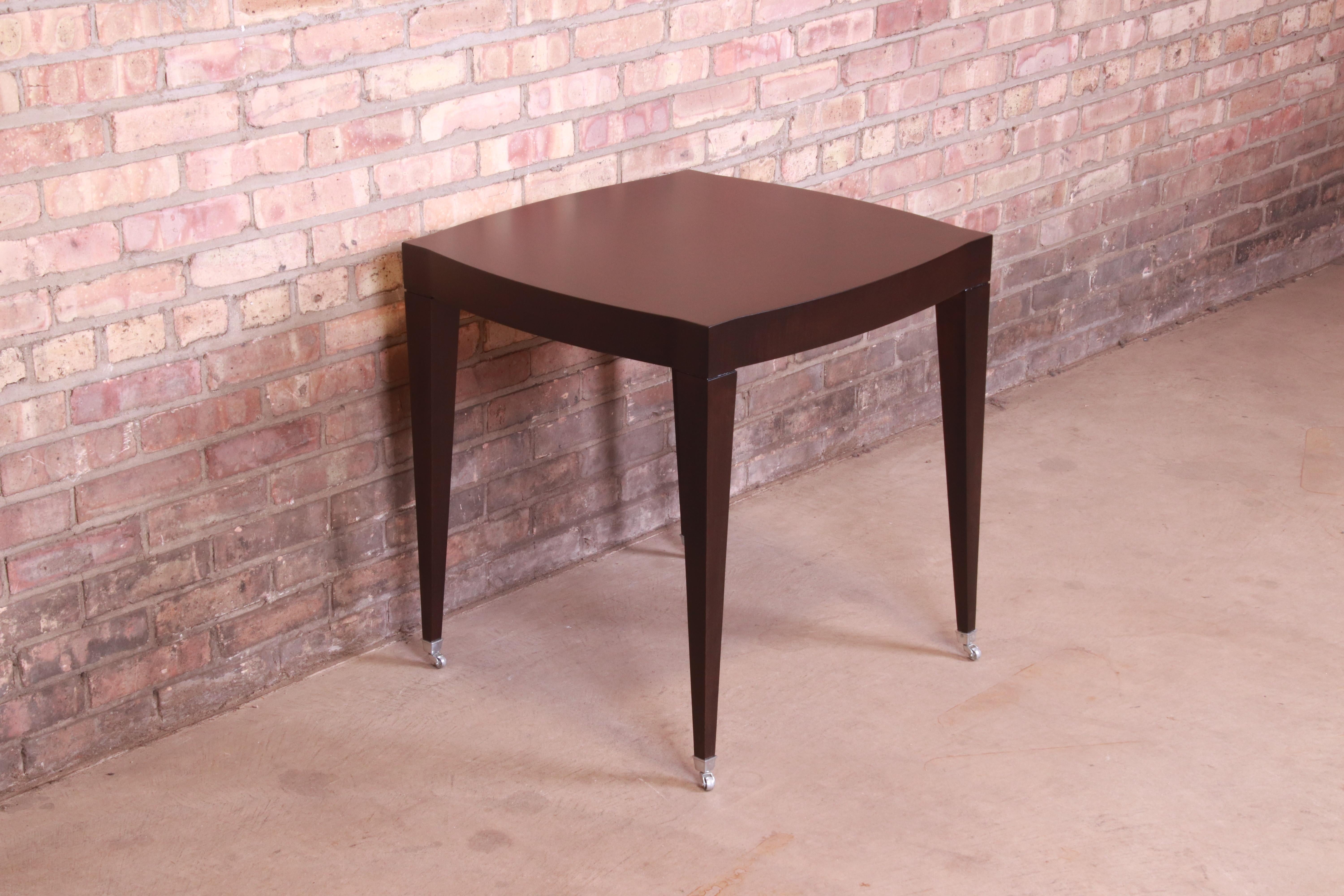 20ième siècle Table à thé en acajou de style Hollywood Regency, nouvellement revernie, Baker Furniture en vente