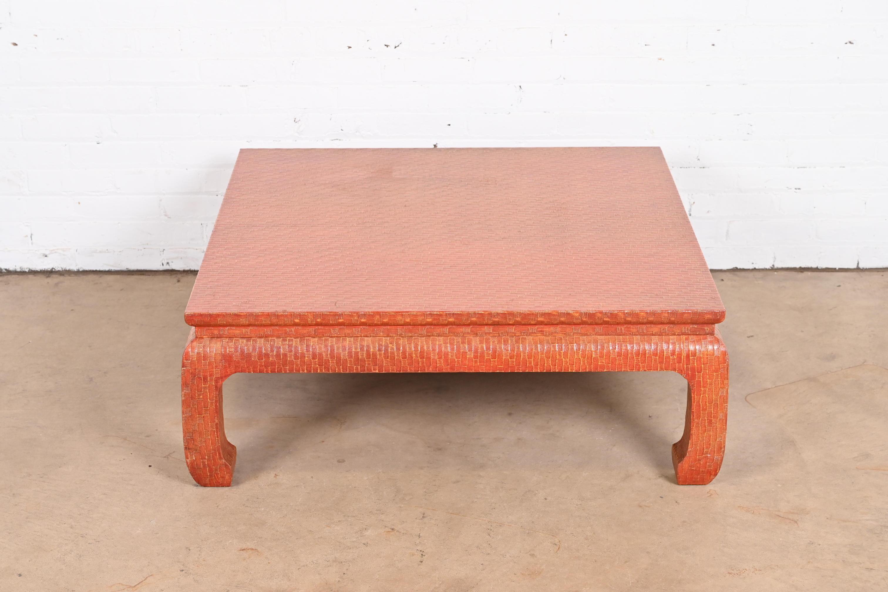 A stylish mid-century modern Hollywood Regency Chinoiserie red lacquered grasscloth coffee table or cocktail table

By Baker Furniture

USA, Circa 1970s

Measures: 38