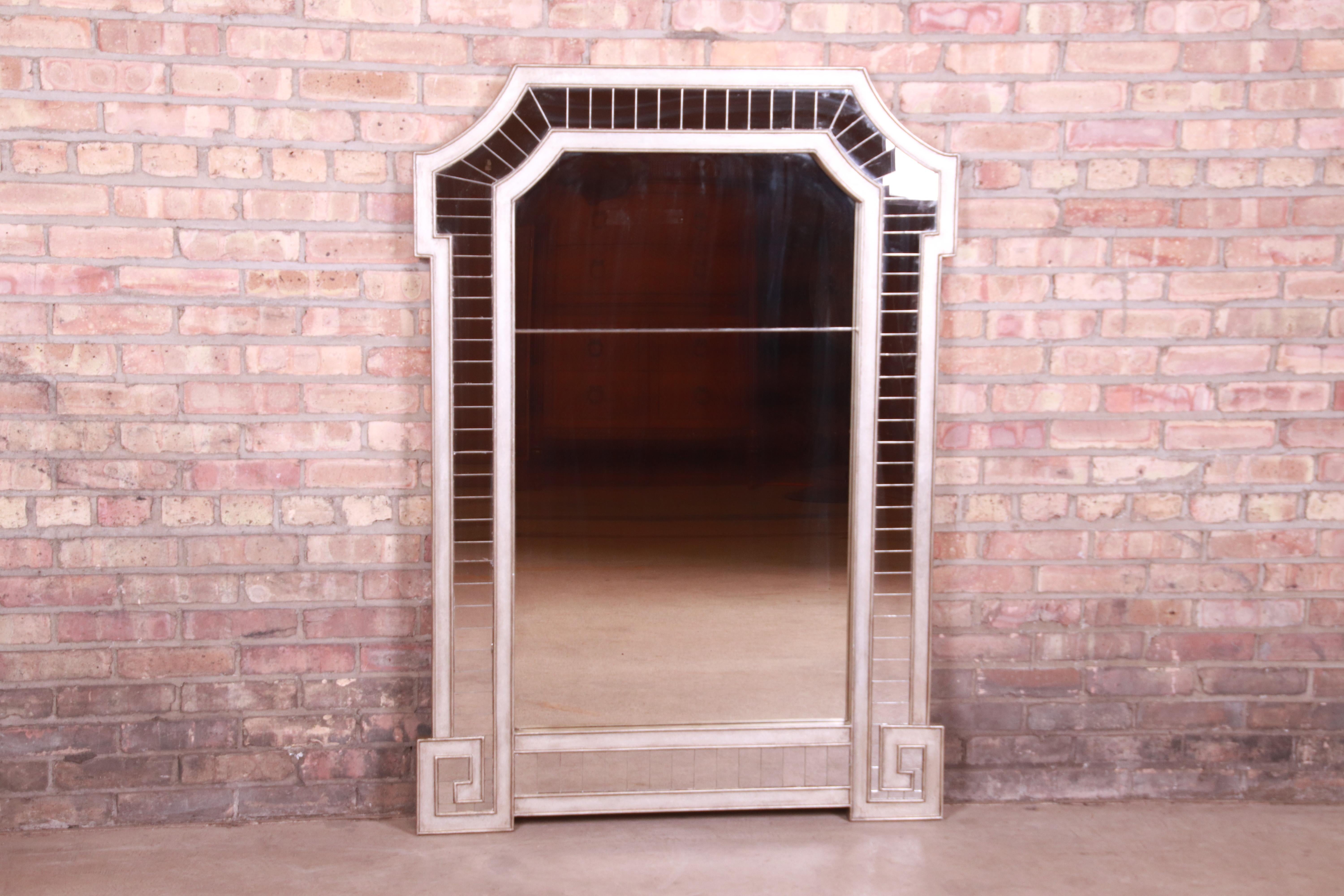 A gorgeous Hollywood Regency or neoclassical style Greek Key silver gilt wall mirror

By Baker Furniture

USA, Circa 1990s

Measures: 39