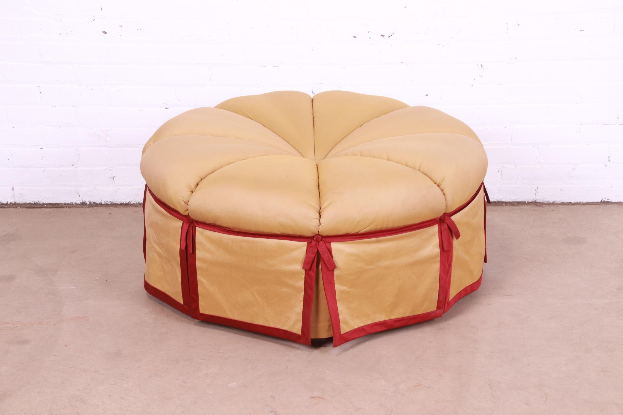 A gorgeous mid-century Hollywood Regency large round ottoman

By Baker Furniture

USA, 1950s

Tufted gold and red upholstery, with walnut legs.

Measures: 38
