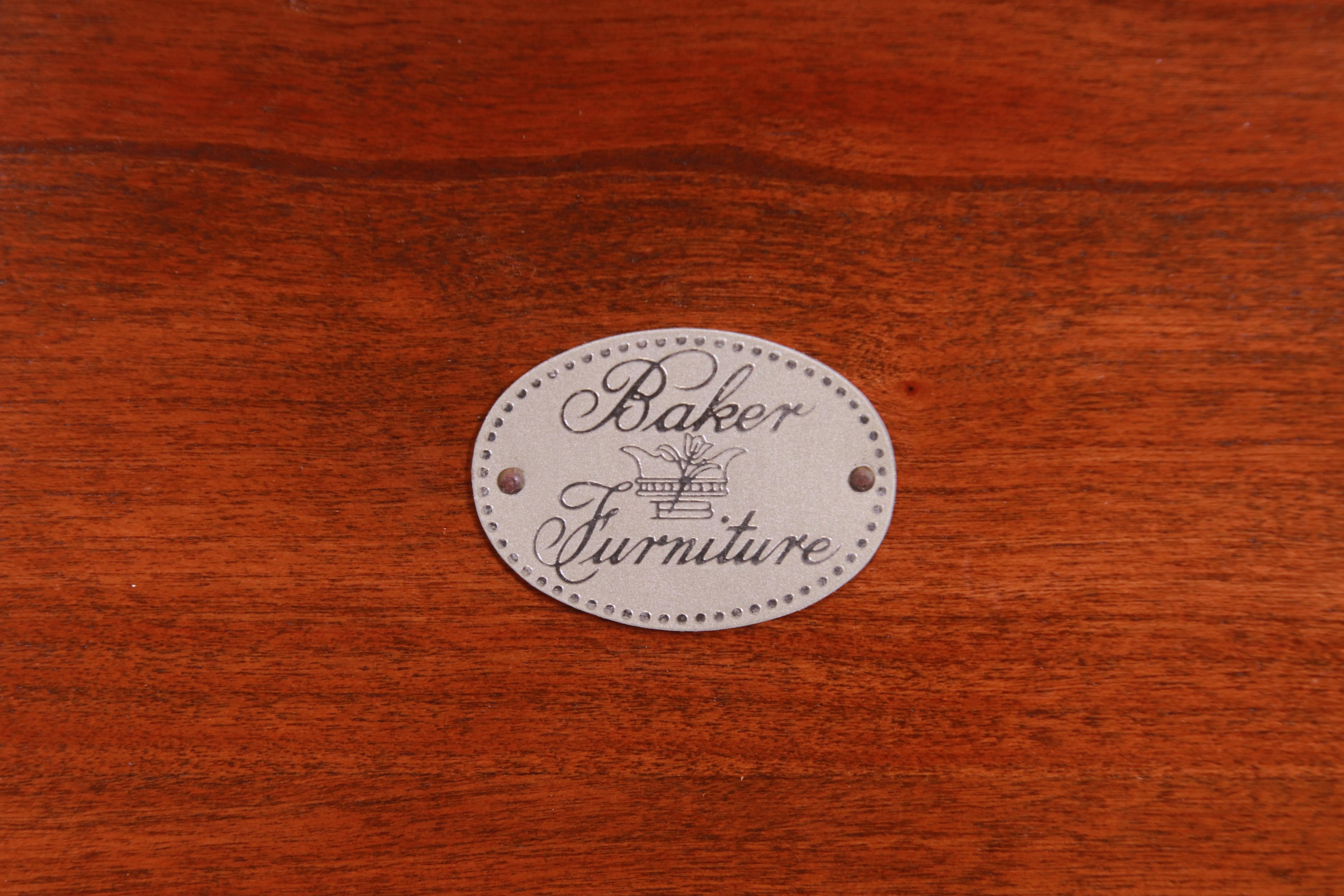 Baker Furniture table basse Hollywood Regency en noyer et laque noire, années 1960 en vente 2