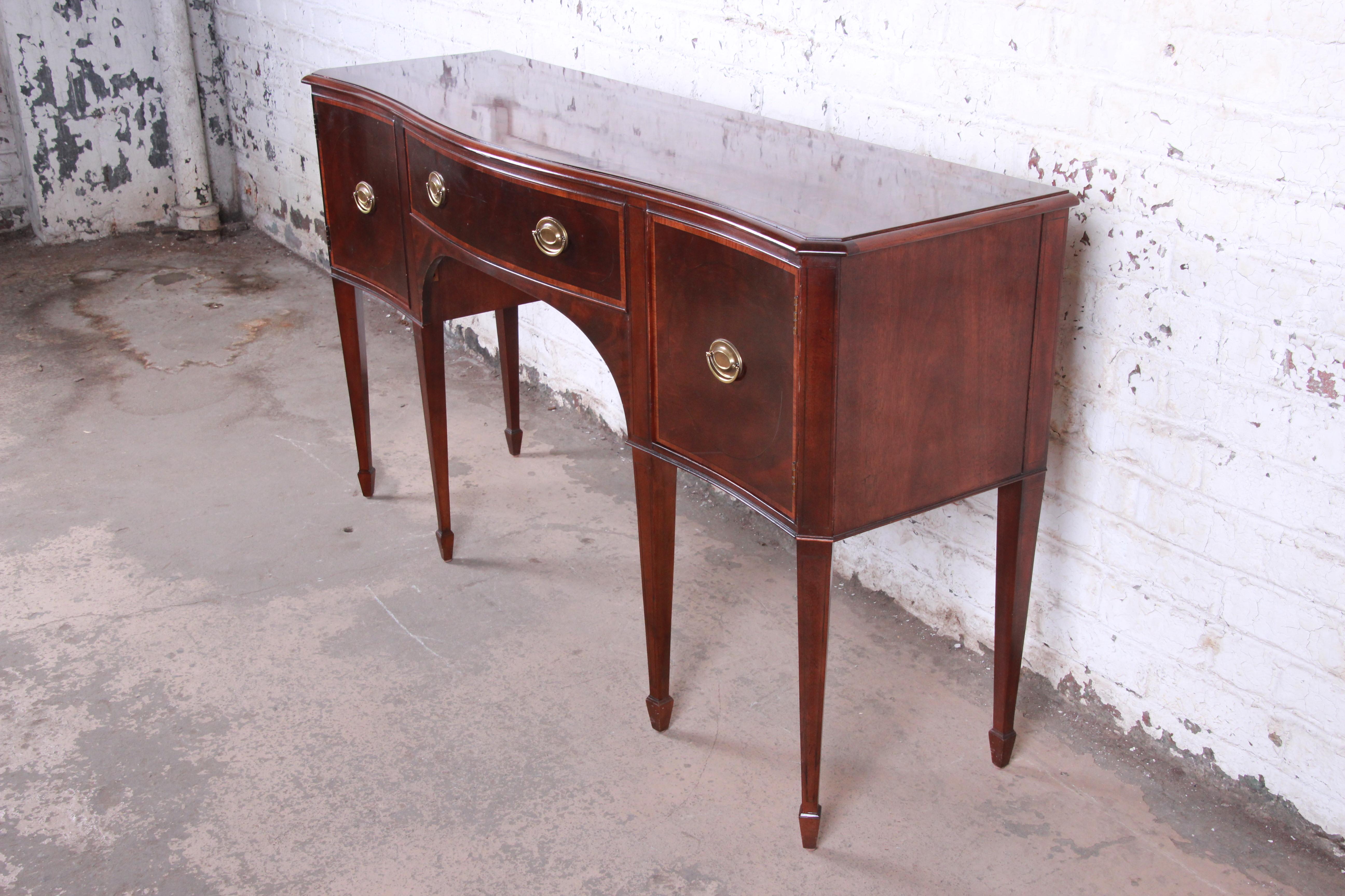 A gorgeous inlaid mahogany bow front Hepplewhite style sideboard buffet

By Baker Furniture

USA, circa 1980s

Measures: 68