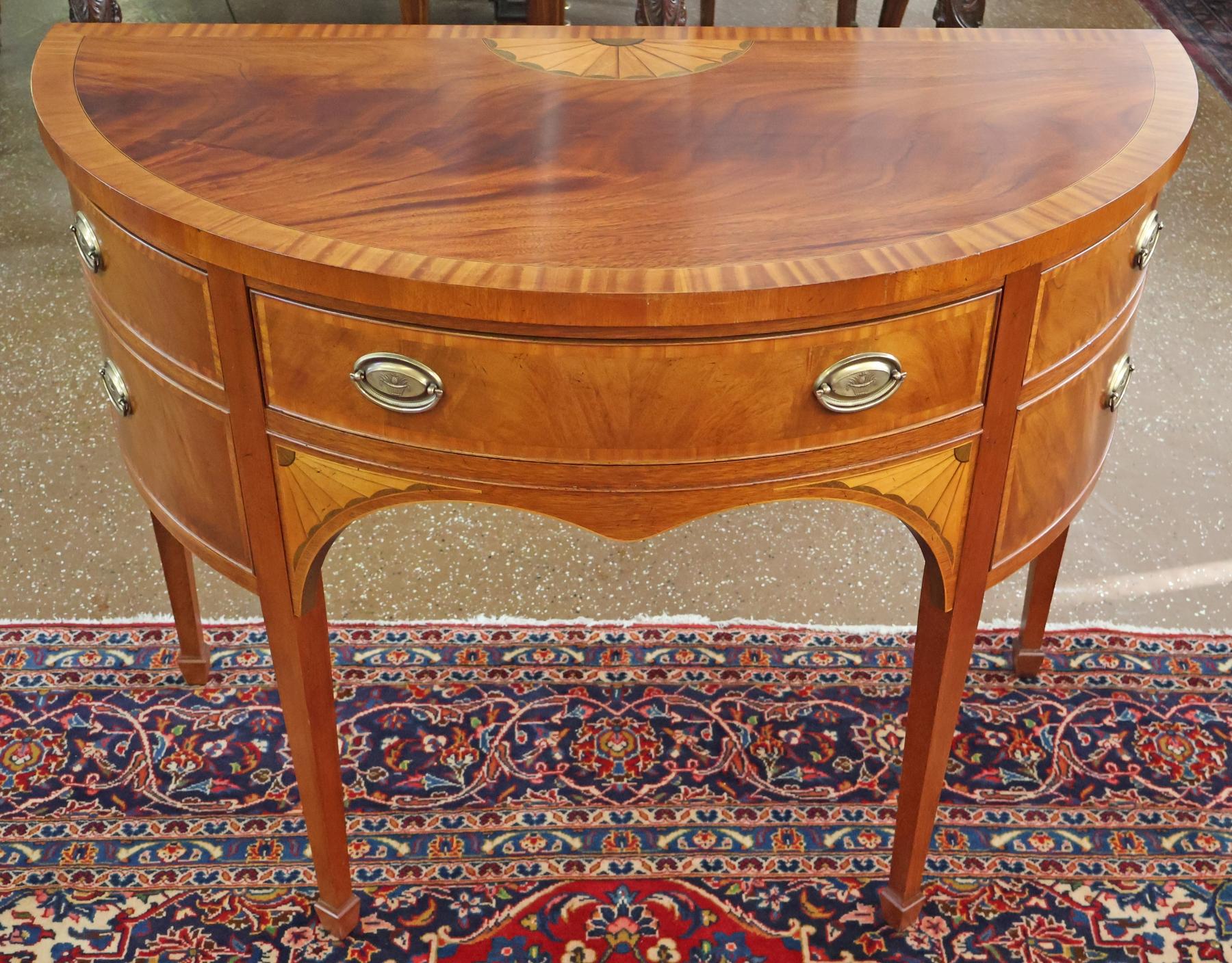 Baker Furniture Inlaid Mahogany Federal Style Demilune Sideboard Buffet Server Estadounidense en venta