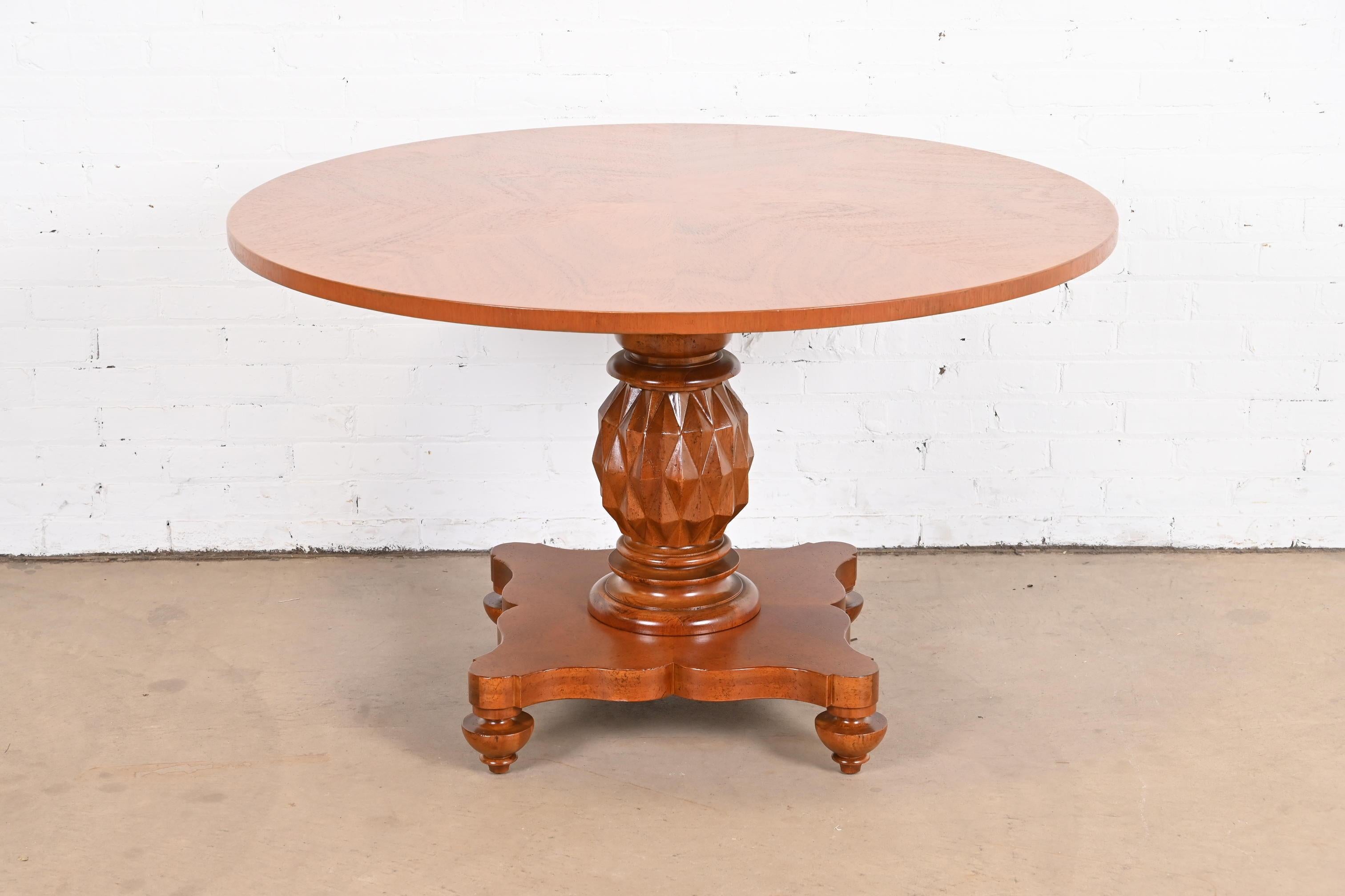 Magnifique table ronde à piédestal de style Empire italien ou néoclassique pour le petit-déjeuner, le jeu ou le centre de table.

Par Baker Furniture, collection 